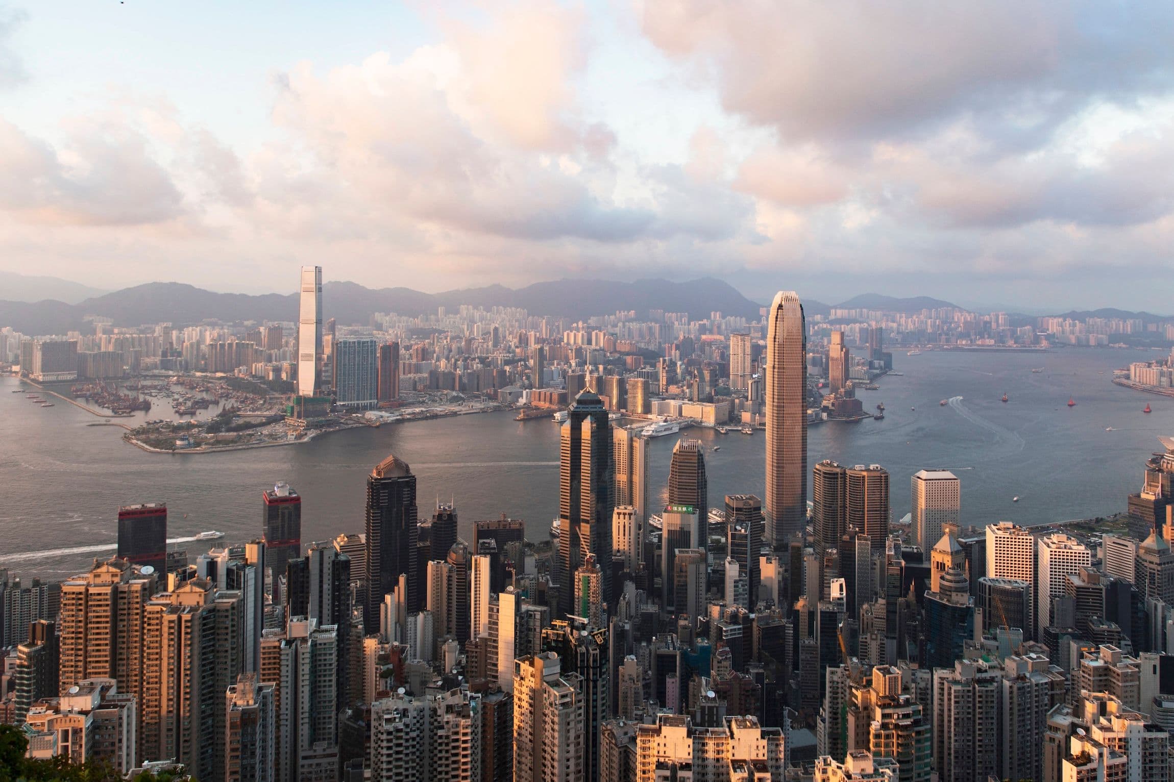 Das Foto zeigt den Victoria Labour in Hongkong während des Sonnenuntergangs
