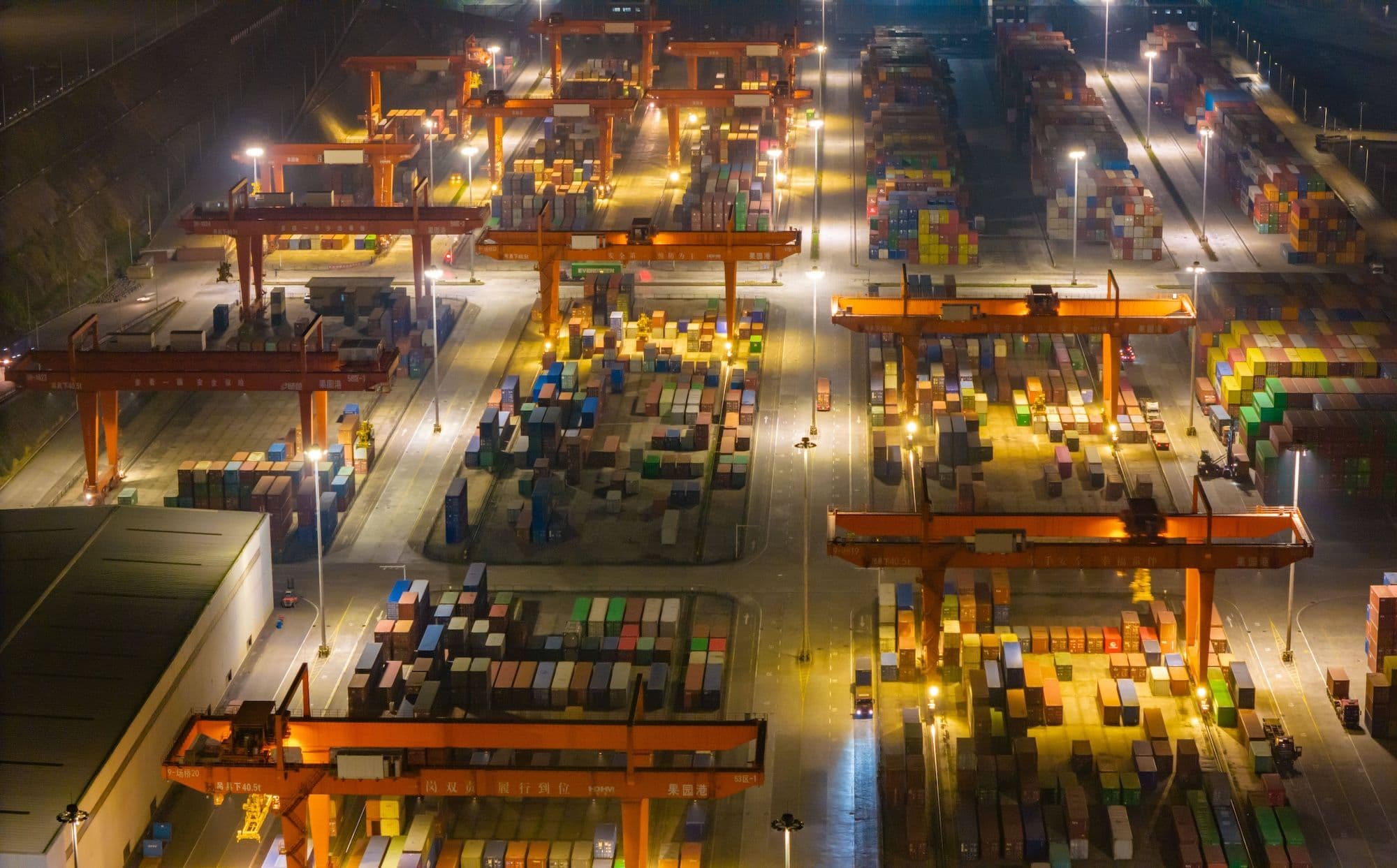 Wirtschaft China: Das Guoyuan Port Container Terminal in Chongqing, China, bei Nacht. Hell erleuchtet und geschäftig