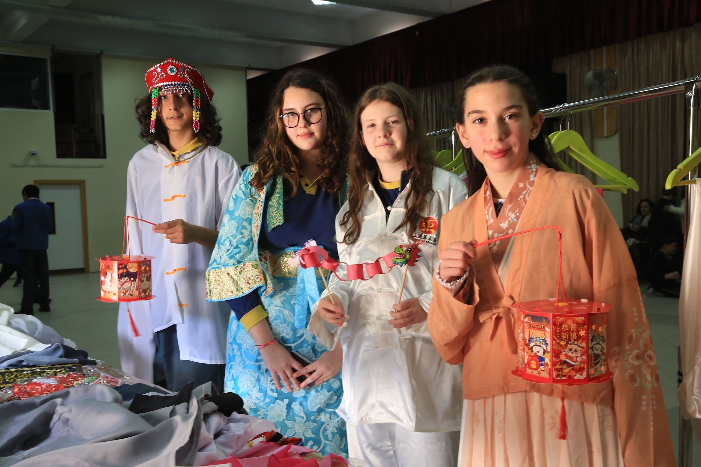 China Worldwide, Chinesische Kultur: Schüler in traditioneller chinesischer Kleidung posieren für ein Gruppenfoto in einer Schule in Pembroke, Malta