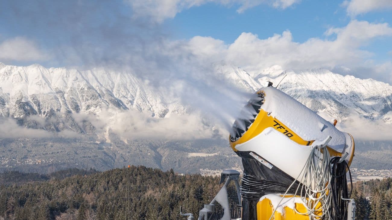 China Wirtschaft Ausländische Investoren: Schneekanone von Technoalpin im Einsatz bei der Patscherkofelbahn Talstation