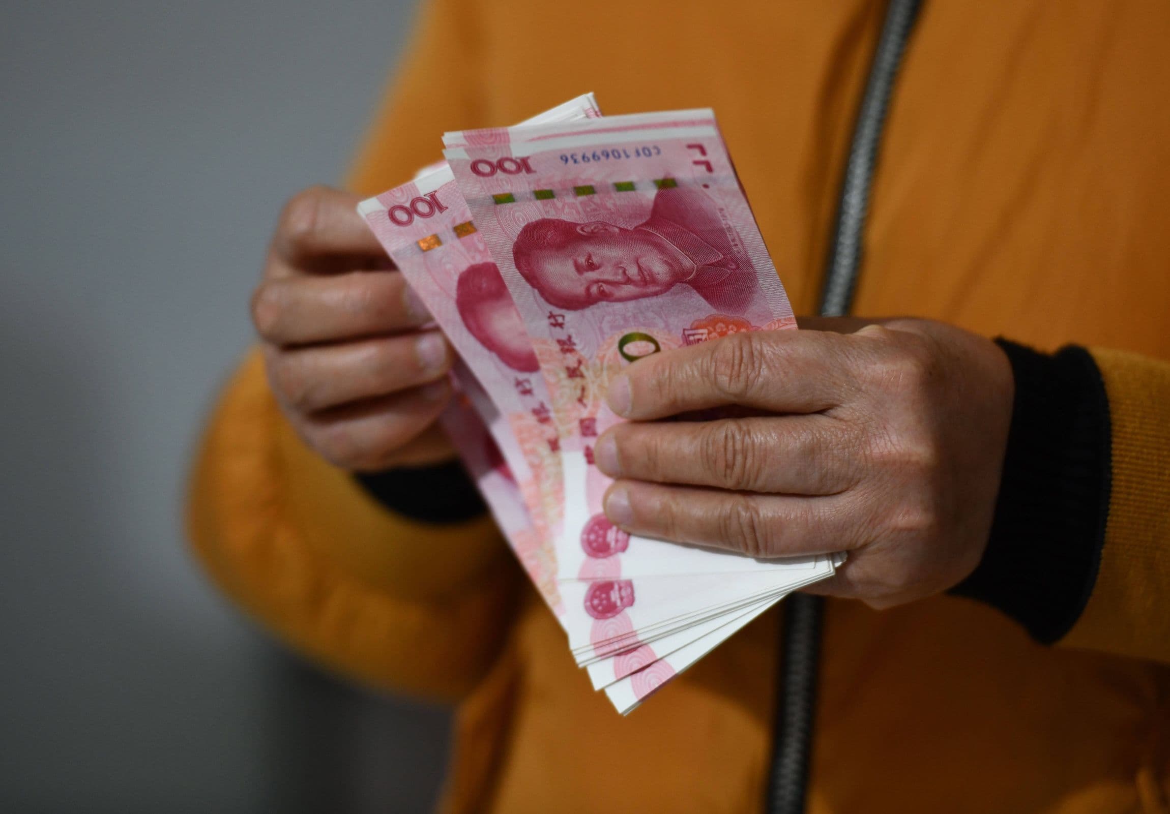Ein Bürger zählt chinesische Yuan