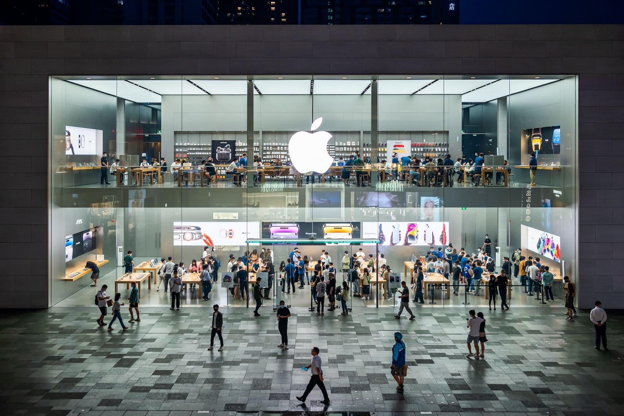 China Wirtschaft, Apple China: Fassade des Apple Store bei Nacht im Geschäftsviertel Taikooli in der Innenstadt von Chengdu