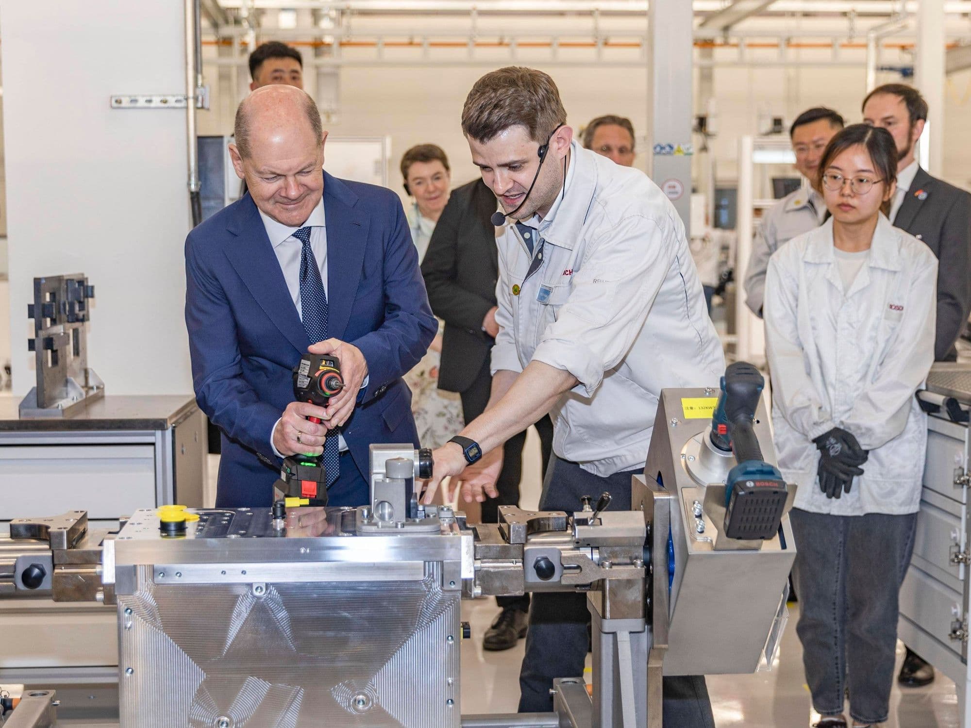 China Wirtschaft, ausländische, deutsche Unternehmen in China: Bundeskanzler Olaf Scholz besucht die Bosch Hydrogen Powertrain Systems (Chongqing) Co., Ltd. im Bezirk Jiulongpo in der südwestchinesischen Stadt Chongqing