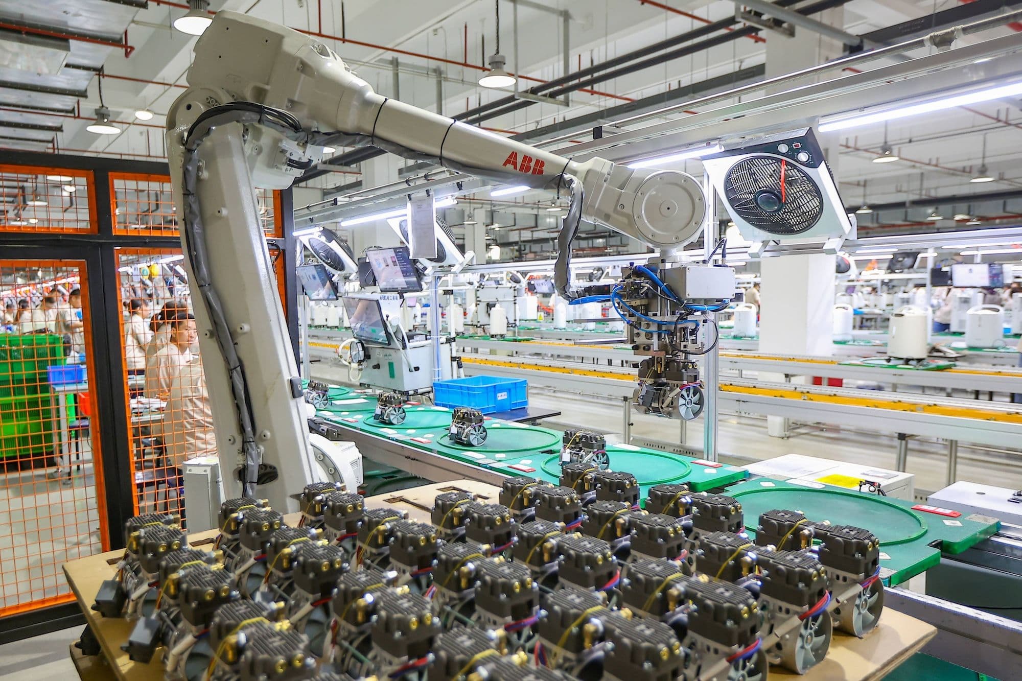 Ein ABB-Roboterarm arbeitet 2022 in einem Fertigungsunternehmen in Changzhou, Provinz Jiangsu, China.