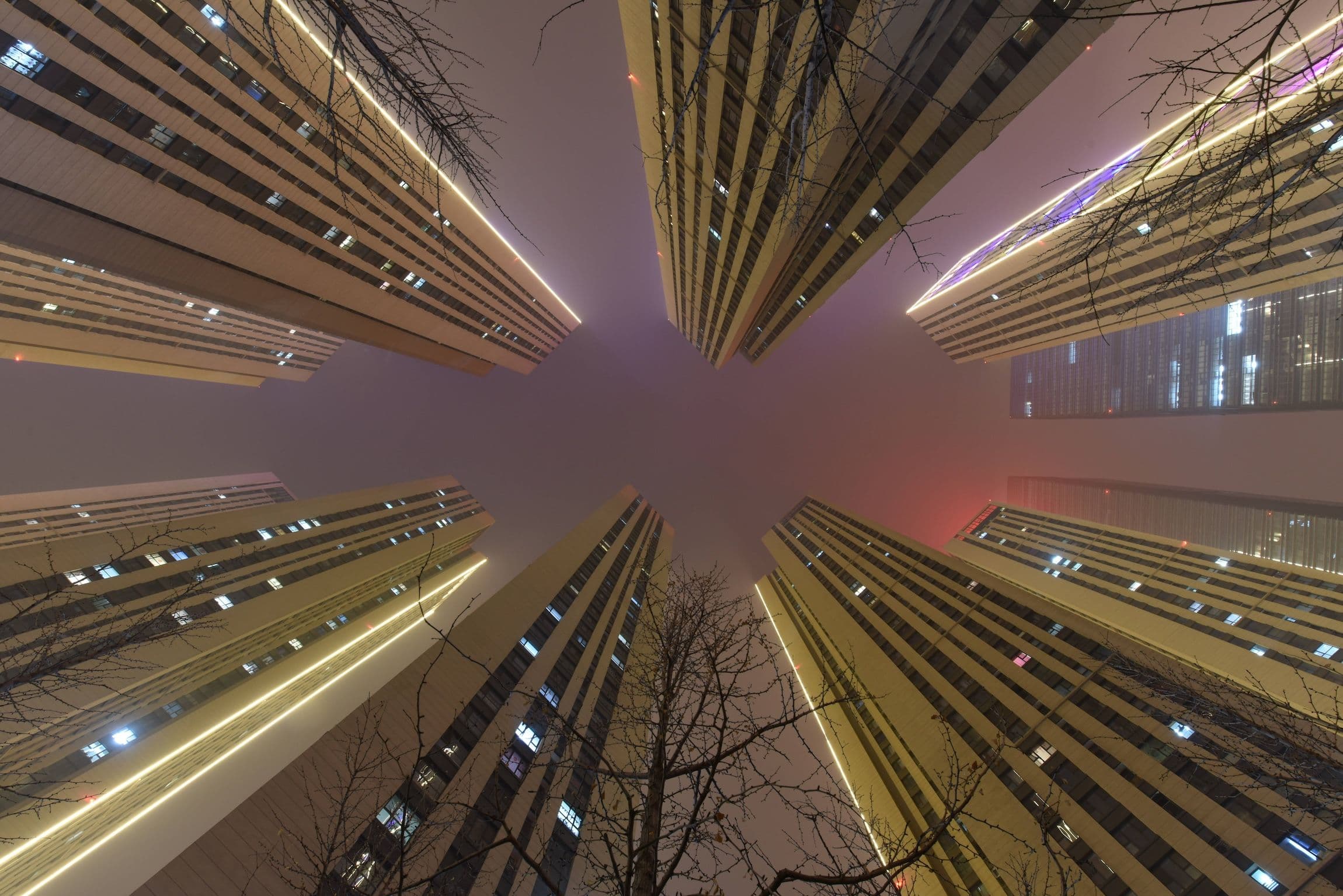 Das Foto zeigt hohe Wohn- und Bürogebäude fotografiert von unten nach oben
