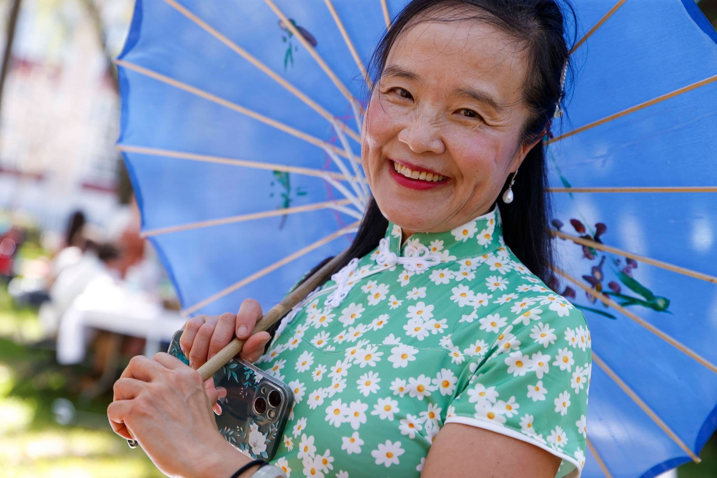 Irene Zhu, 58, Mitglied der Tampa Qipao-Tanzgruppe, posiert für ein Foto