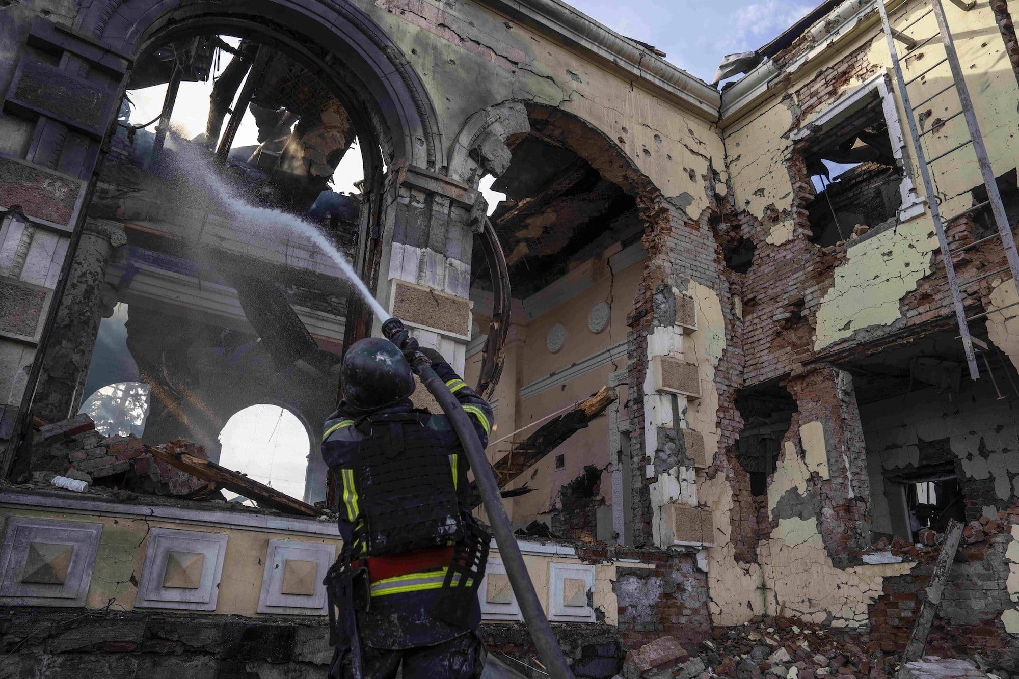 Feuerwehrleute arbeiten daran, die Flammen im Bahnhof von Kostiantynivka zu löschen. Der Bahnhof von Kostiantynivka in der ukrainischen Region Donbas wurde von einer russischen Rakete getroffen