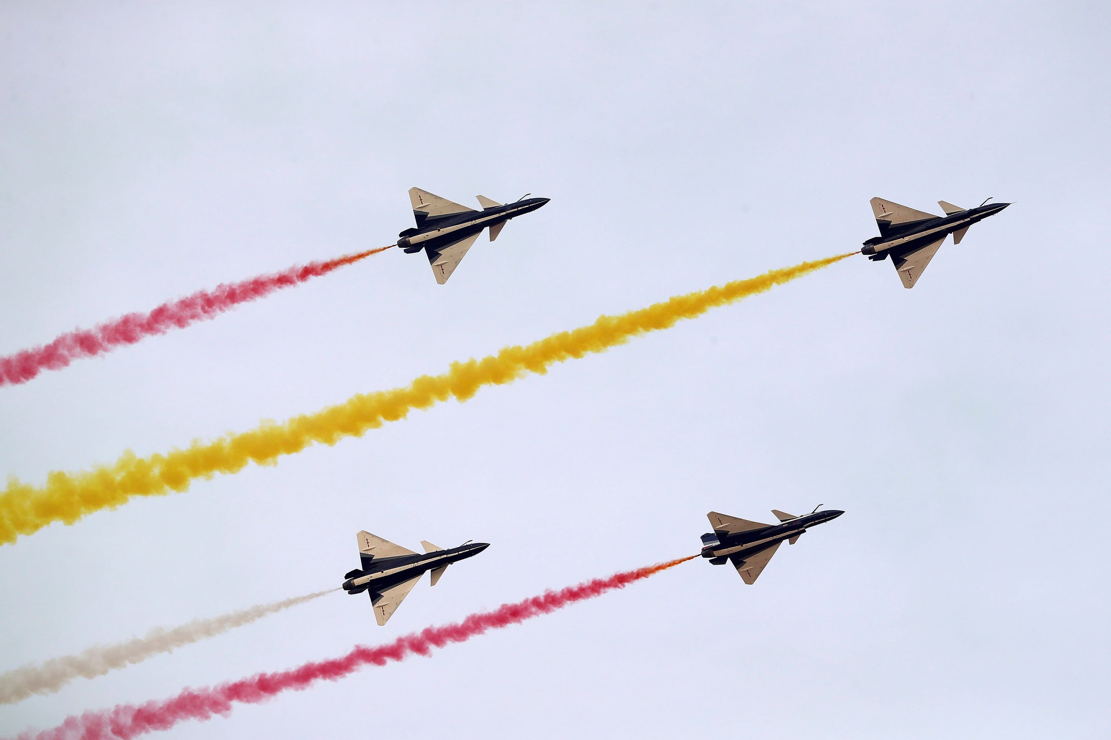 Flugzeuge des Bayi Aerobatic Team der chinesischen Volksbefreiungsarmee (PLA) zeigen eine Flugshow während der zweiten Ausgabe der World Defense Show in Riad, Saudi-Arabien