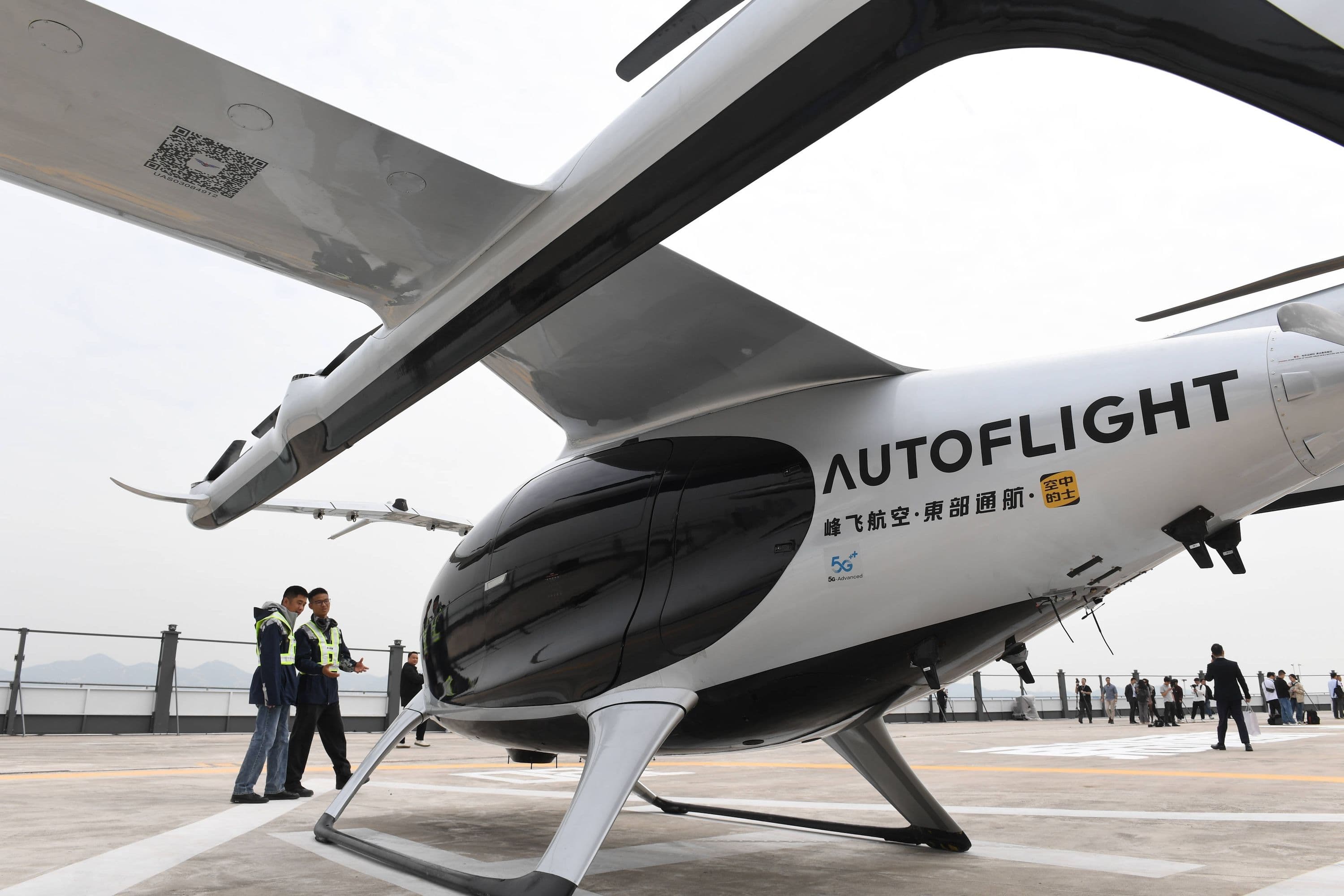 China Wirtschaft, Industrie, Technologie, Vorsprung, Innovation: Mitarbeiter überprüfen das 5-sitzige eVTOL-Flugzeug (electric vertical takeoff and landing) im Shekou Cruise Home Hafen in Shenzhen