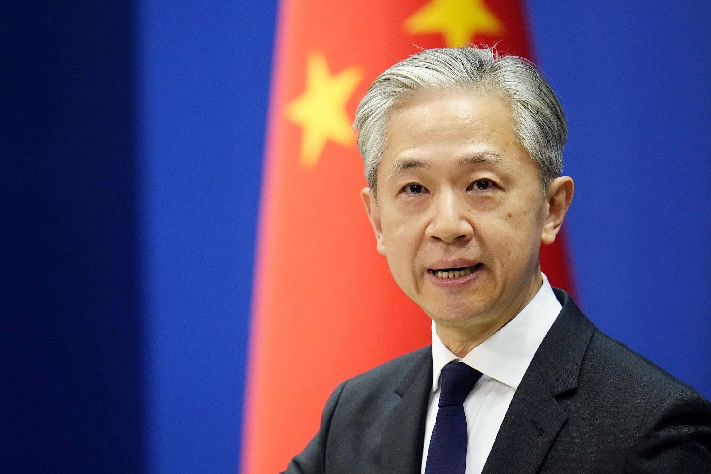 Der Sprecher des chinesischen Außenministeriums Wang Wenbin spricht auf einer Pressekonferenz in Peking