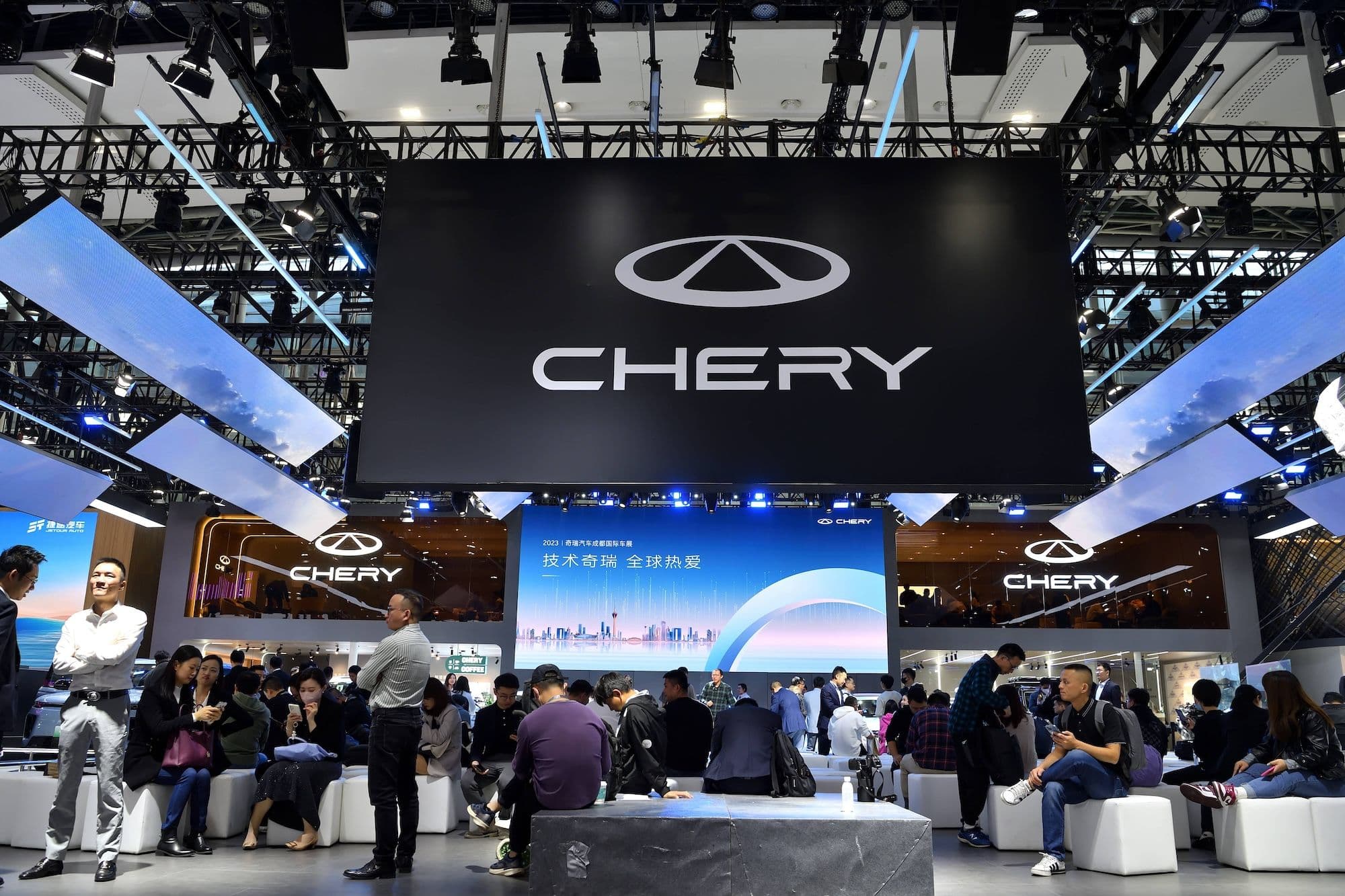 China Autoindustrie, Automobilmarkt, Autohersteller, erneuerbare Energien, Elektroautos, Elektrofahrzeuge, E-Autos, E-Mobilität: Der Stand des chinesischen Autoherstellers Chery auf einer Messe