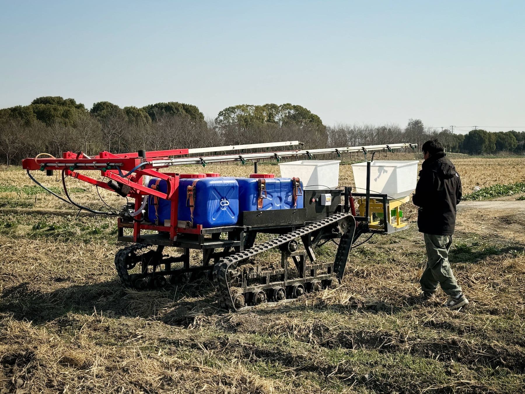 KI in Chinas Landwirtschaft: Ein Ingenieur manövriert einen Farmroboter auf einem Feld in China 