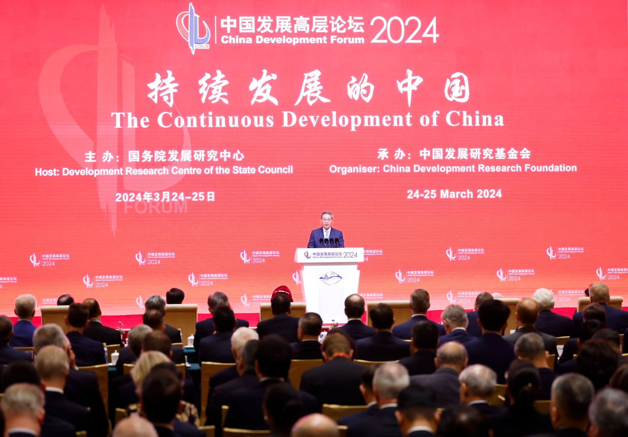 Der chinesische Ministerpräsident Li Qiang nimmt an der Eröffnungsfeier des China Development Forum 2024 teil und hält eine Grundsatzrede in Peking
