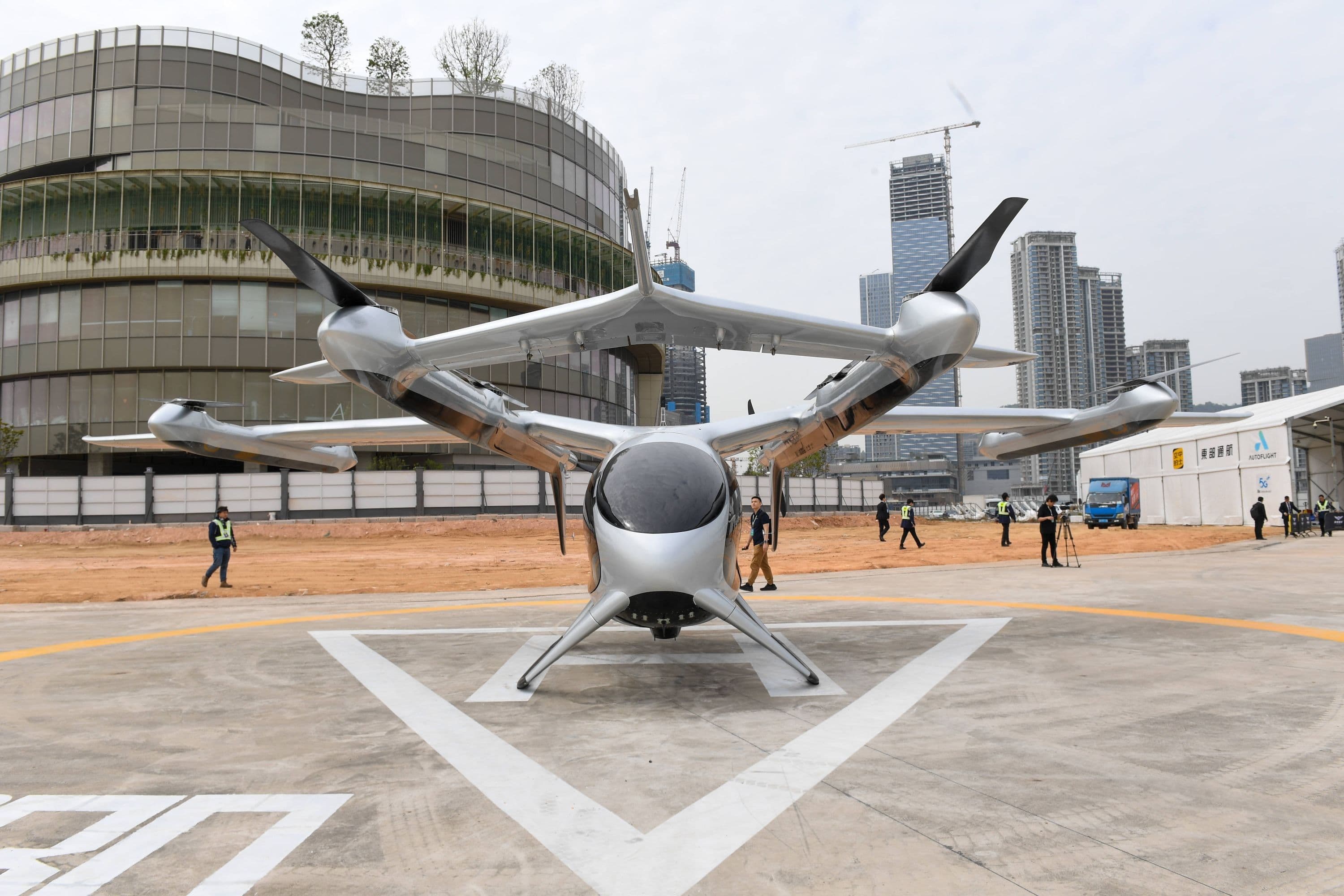 Ein 5-sitziges eVTOL-Flugzeug (electric vertical takeoff and landing) ist am 27. Februar 2024 im Shekou Cruise Home Port in Shenzhen in der südchinesischen Provinz Guangdong zu sehen.