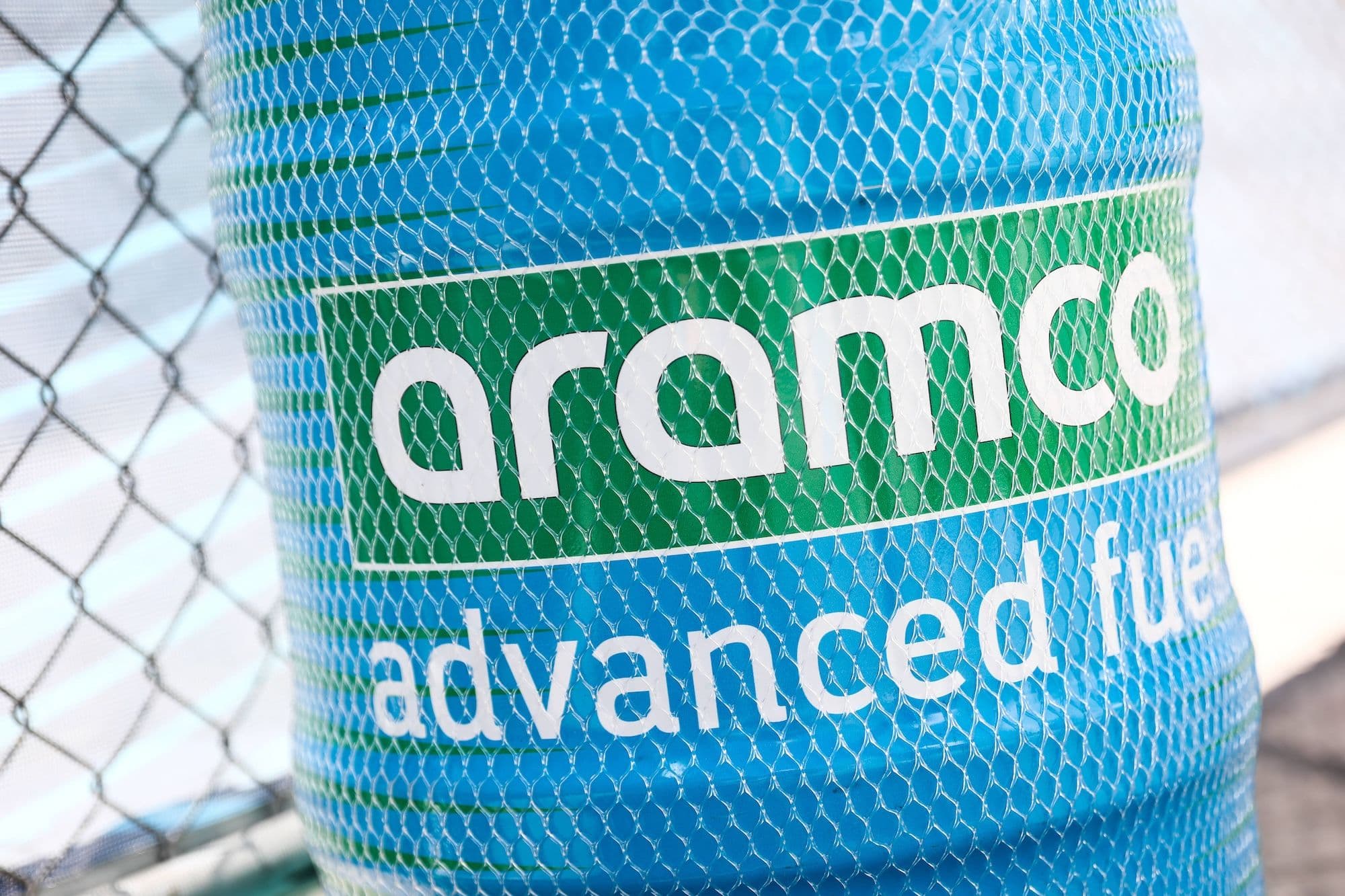Das Logo des Formel-2- und Formel-3-Unternehmen Aramco ist auf einem Kraftstofffass vor dem Formel-2-Rennen auf dem Jeddah Corniche Circuit in Jeddah, Saudi-Arabien, zu sehen.