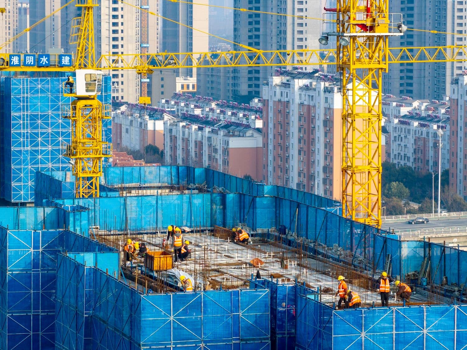 Immobilienpolitik in China: Arbeiter arbeiten auf der Baustelle eines Umsiedlungsprojekts