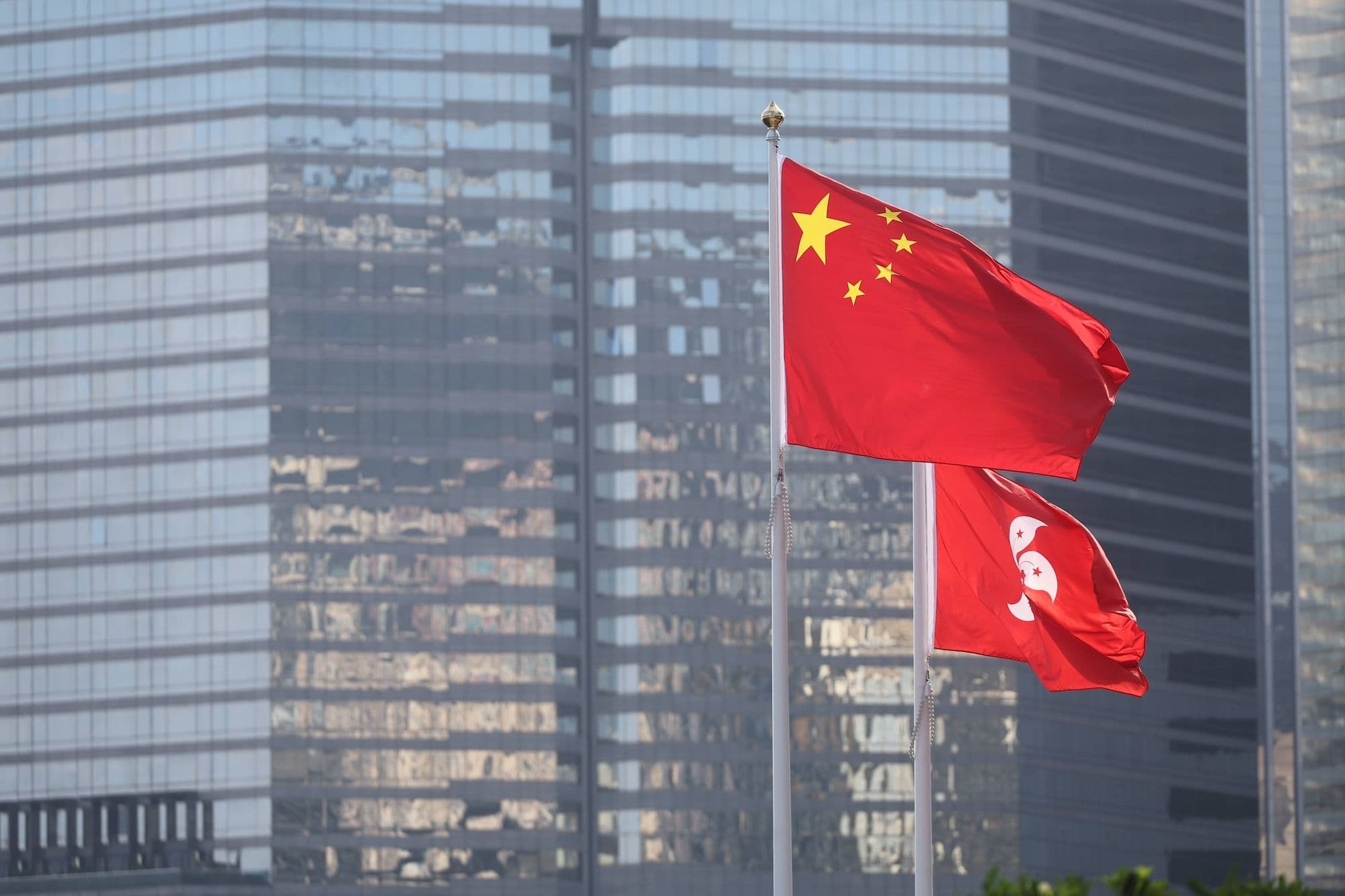 China Wirtschaft, Entwicklung, Industrie, Wirtschaftswachstum, China-Kritik, Kritiker: Chinesische Flagge vor hohem Glasgebäude