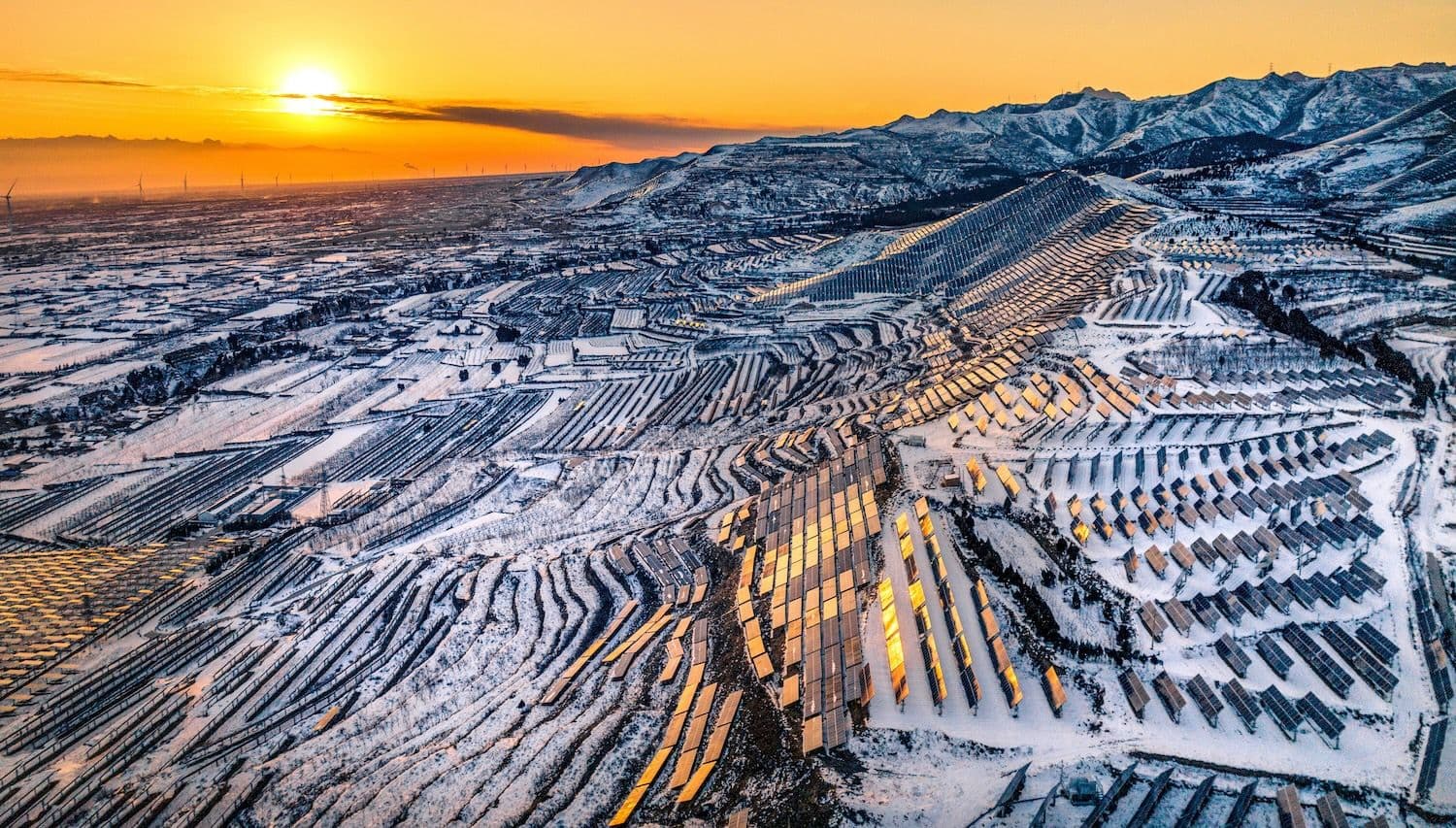Luftaufnahme einer schneebedeckten Photovoltaikanlage am 22. Januar 2024 in Yuncheng, Provinz Shanxi, China.