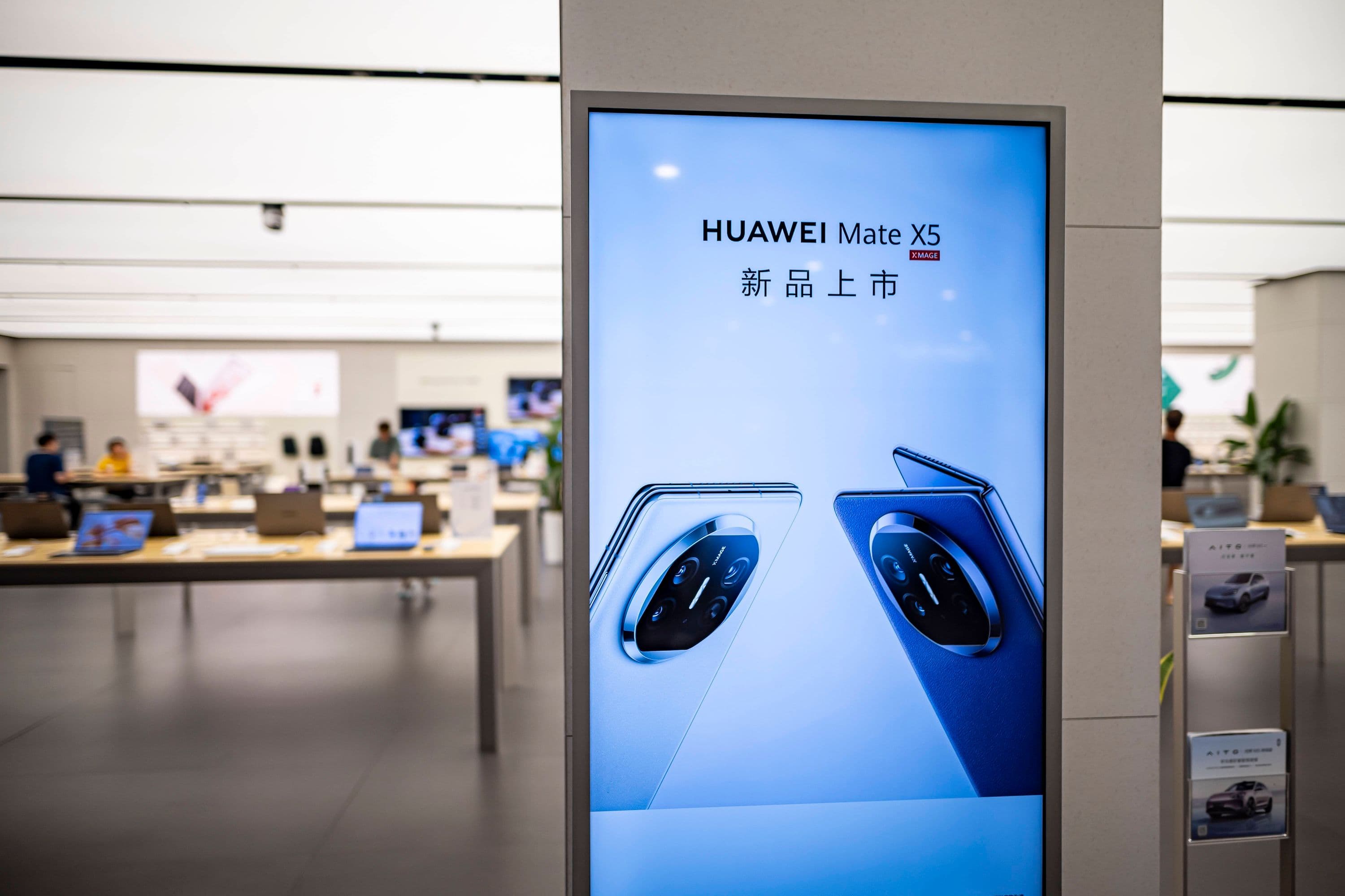 Wirtschaft China: Ein Bildschirm mit dem Bild des faltbaren Huawei Mate X5-Smartphones ist in einem Huawei-Geschäft zu sehen