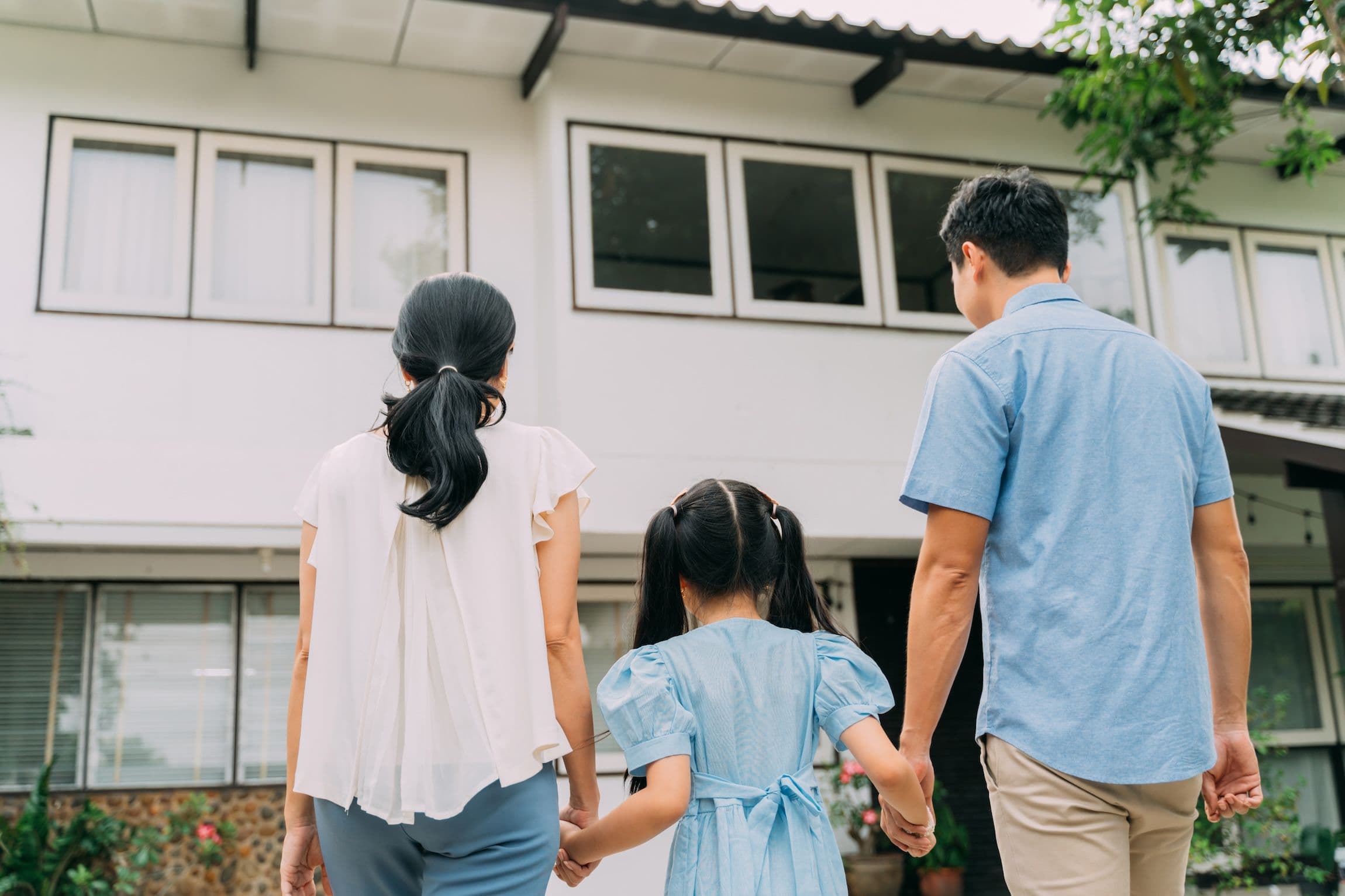 China Wohnungsmarkt, Eigentum, Immobilien: Asiatische Familie mit Vater, Mutter und Tochter, die sich nach dem Immobilienkauf an den Händen halten und bereit zum Einzug sind. 