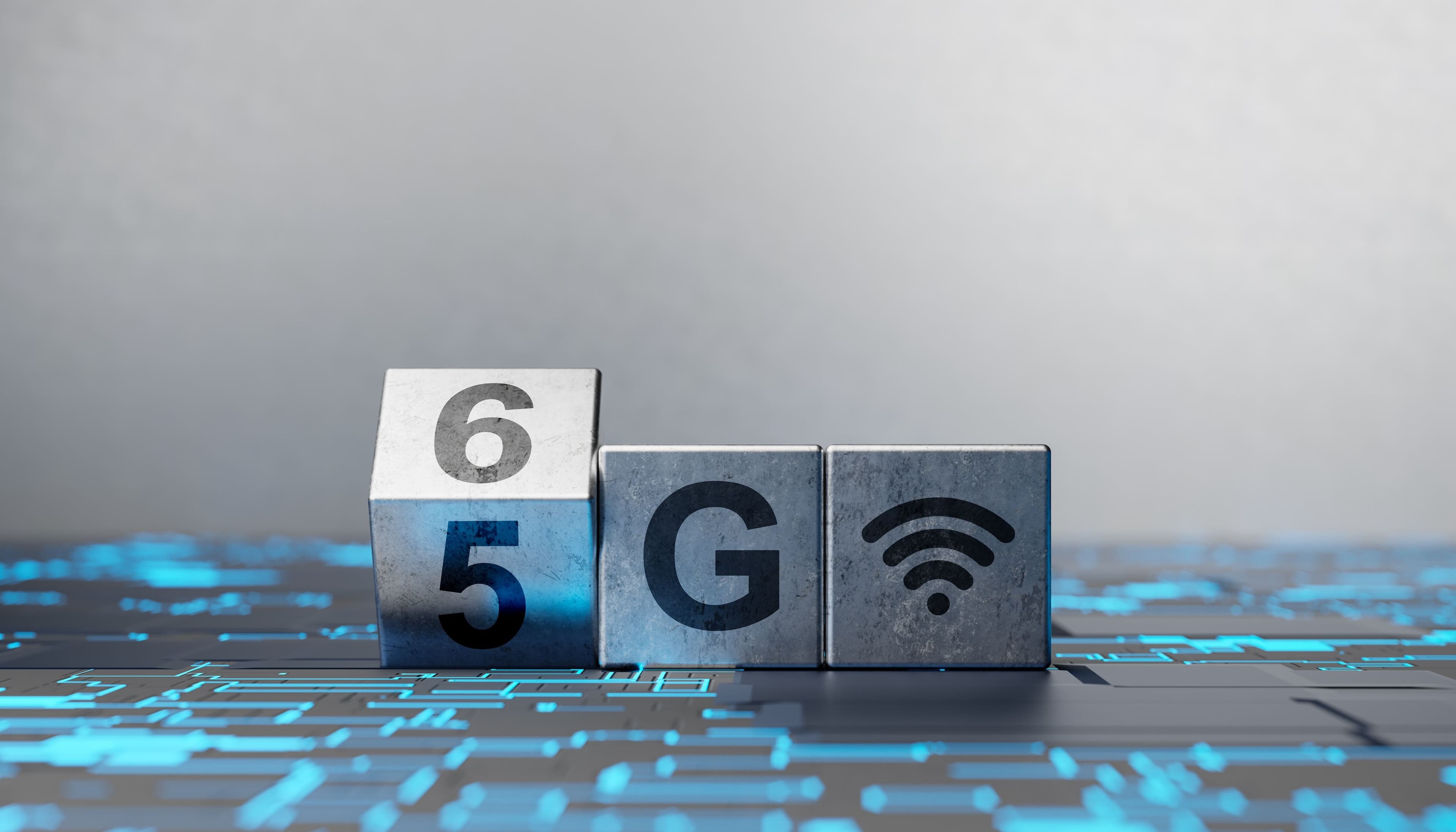 China Technology: Das Bild veranschaulicht den Umschwung von 5G auf 6G durch silberne Würfel, die auf blau leuchtenden Halbleiterplatten liegen.