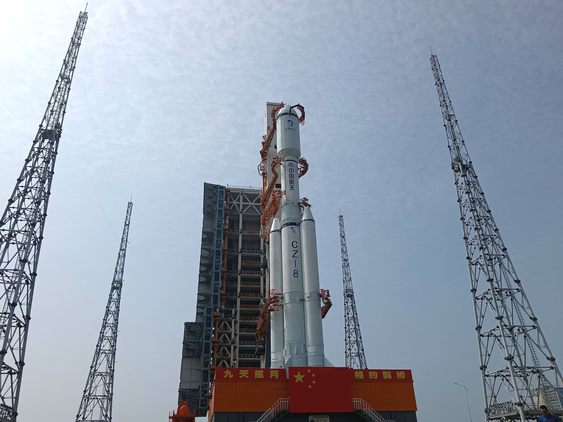 Die Kombination aus dem Relaissatelliten Queqiao-2 und der Langer-Marsch-8-Y3-Trägerrakete wird zum Startplatz im Wenchang Space Launch Center in der südchinesischen Provinz Hainan gebracht.