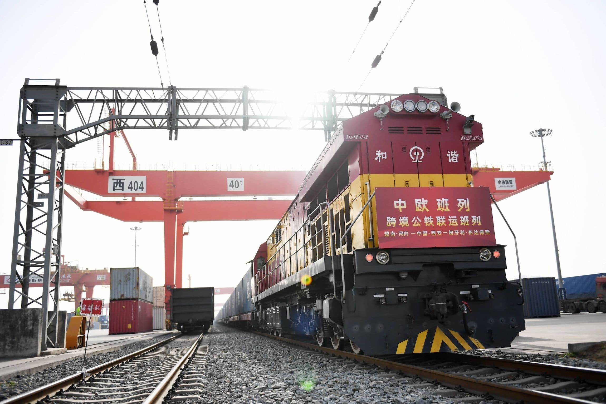 Ein chinesisch-europäischer Güterzug wartet am internationalen Hafenbahnhof von Xi an in der nordwestchinesischen Provinz Shaanxi auf die Abfahrt