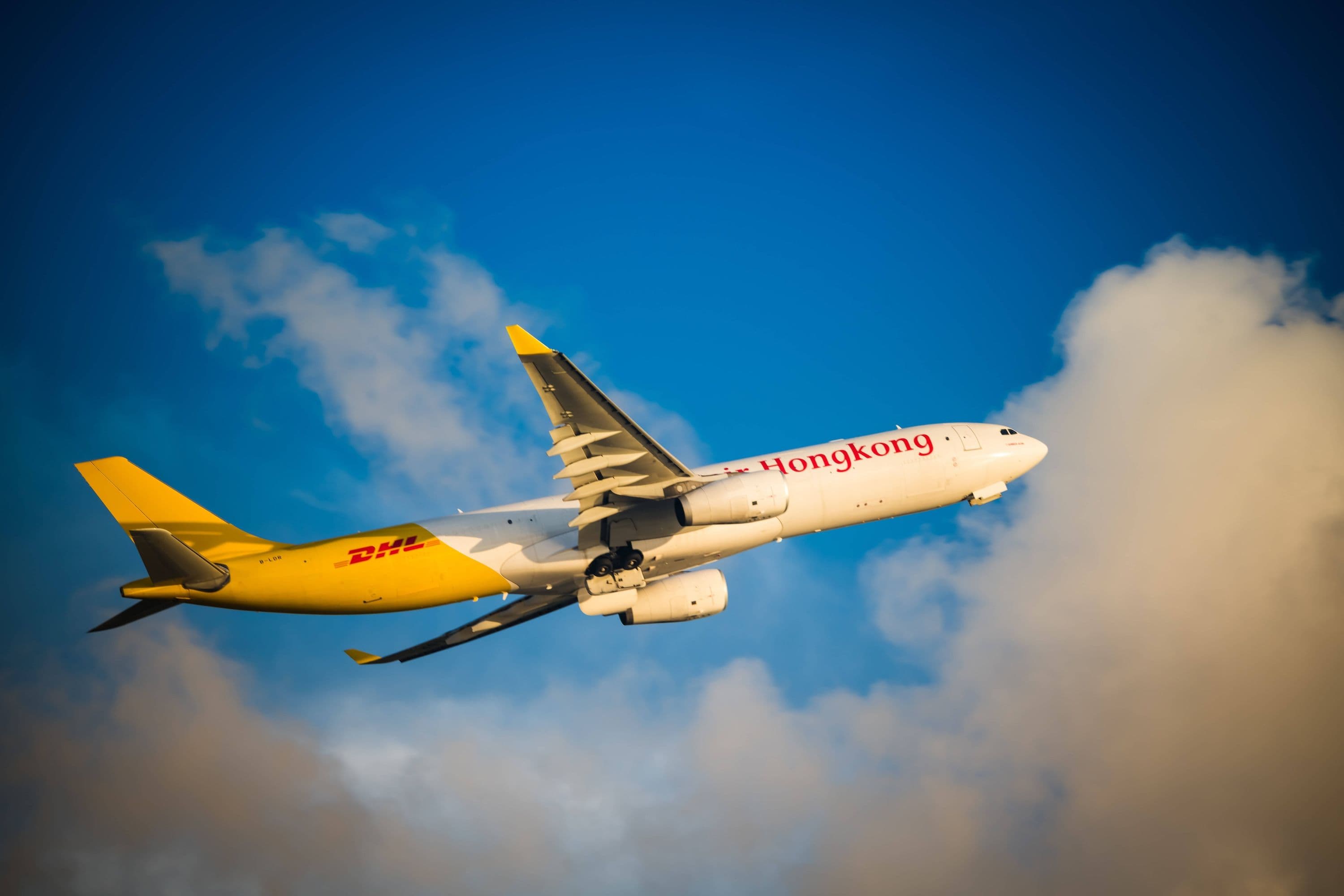 DHL China, DHL Express, Deutsche Unternehmen in China, Ausländische Investoren, China Wirtschaft, Handel, Logistik, Logistikmarkt:  Ein Airbus A330-300 Frachtflugzeug von DHL hebt vom Hong Kong International Airport in Hongkong ab