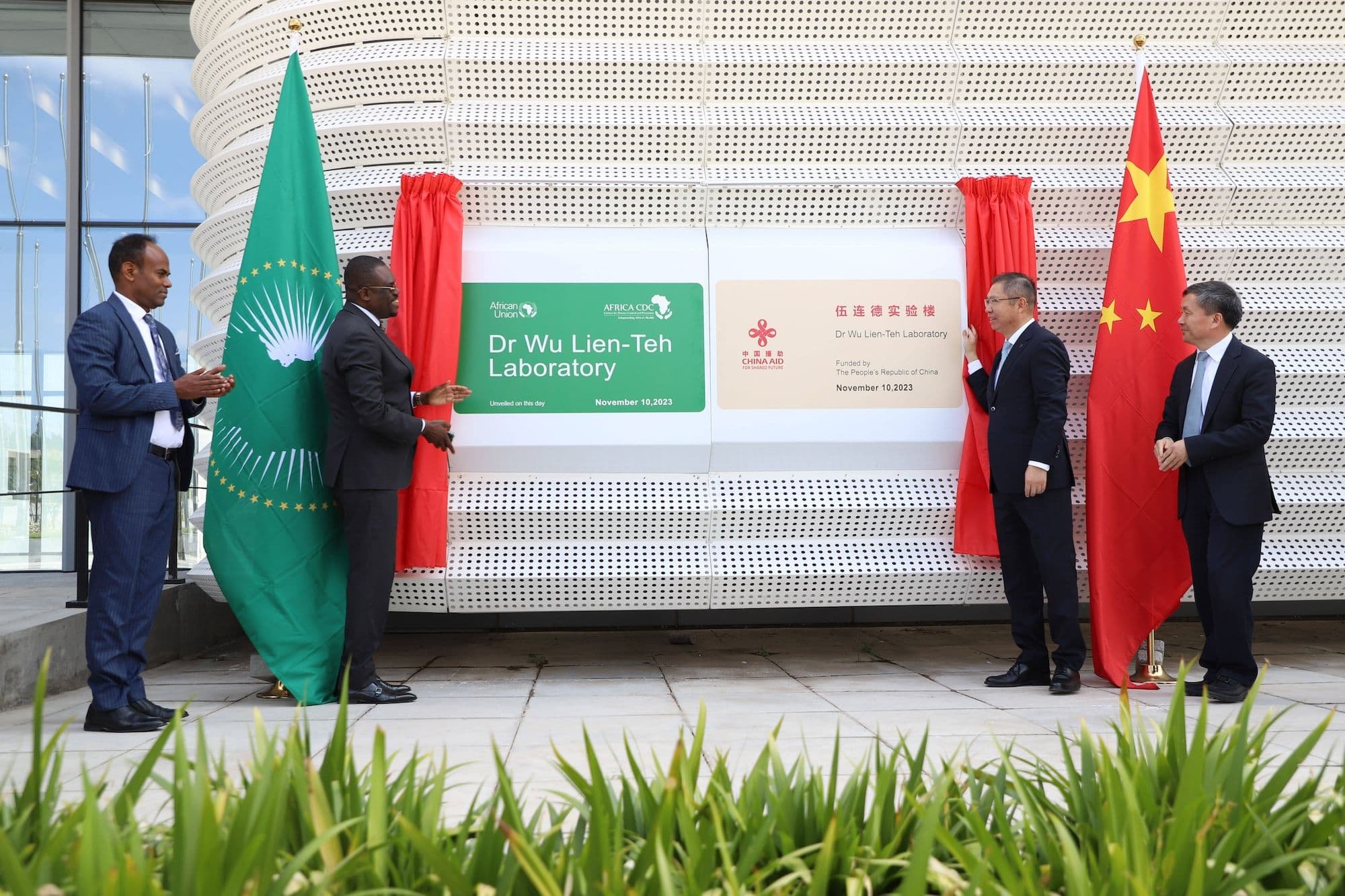 der Generaldirektor des Africa CDC, und Hu Changchun, Leiter der chinesischen Mission, enthüllen ein von China unterstütztes Referenzlabor des Africa Centers for Disease Control and Prevention