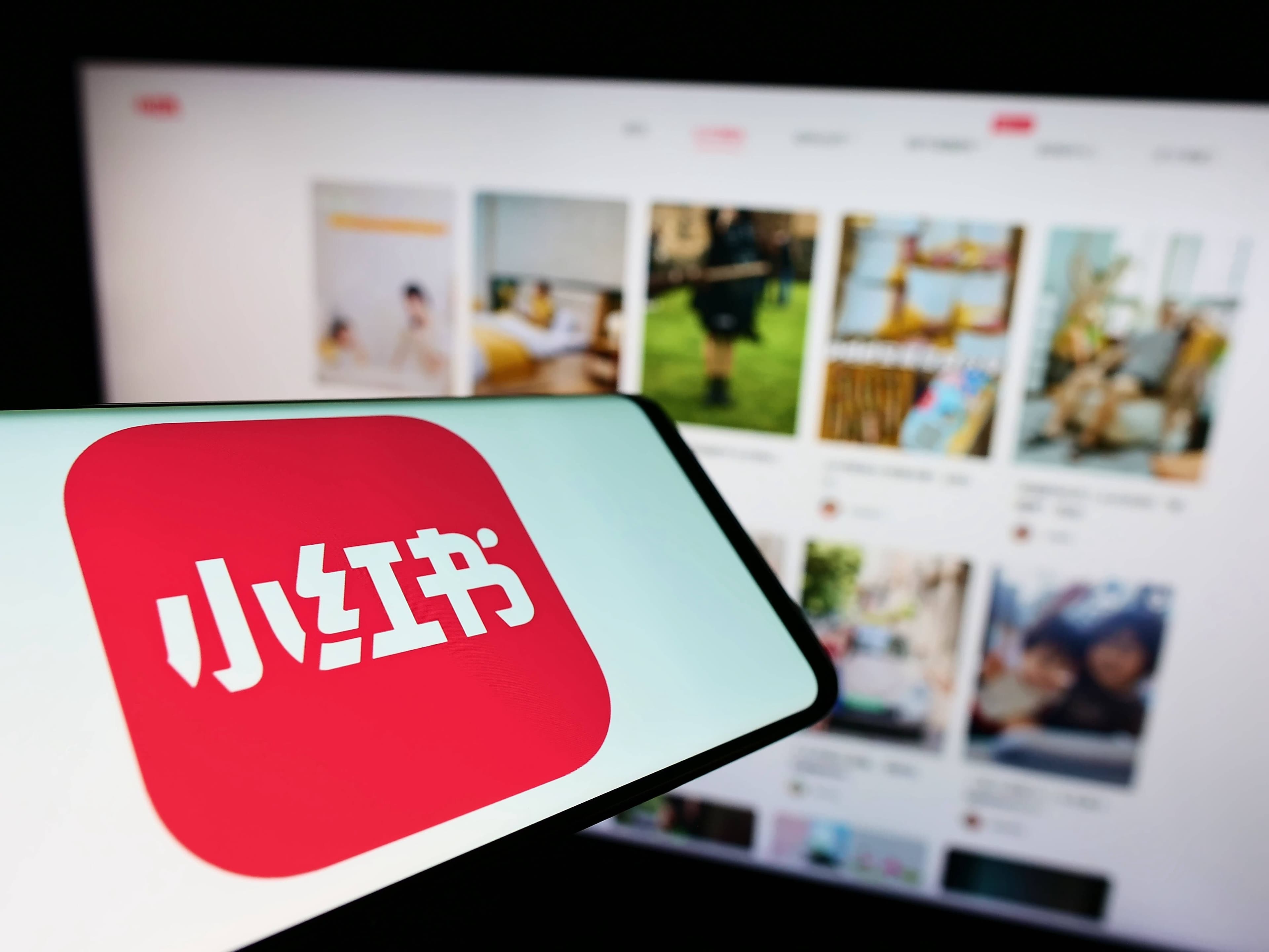 Mobiltelefon mit dem Logo des chinesischen Social-Media-Unternehmens Xiaohongshu auf dem Bildschirm.
