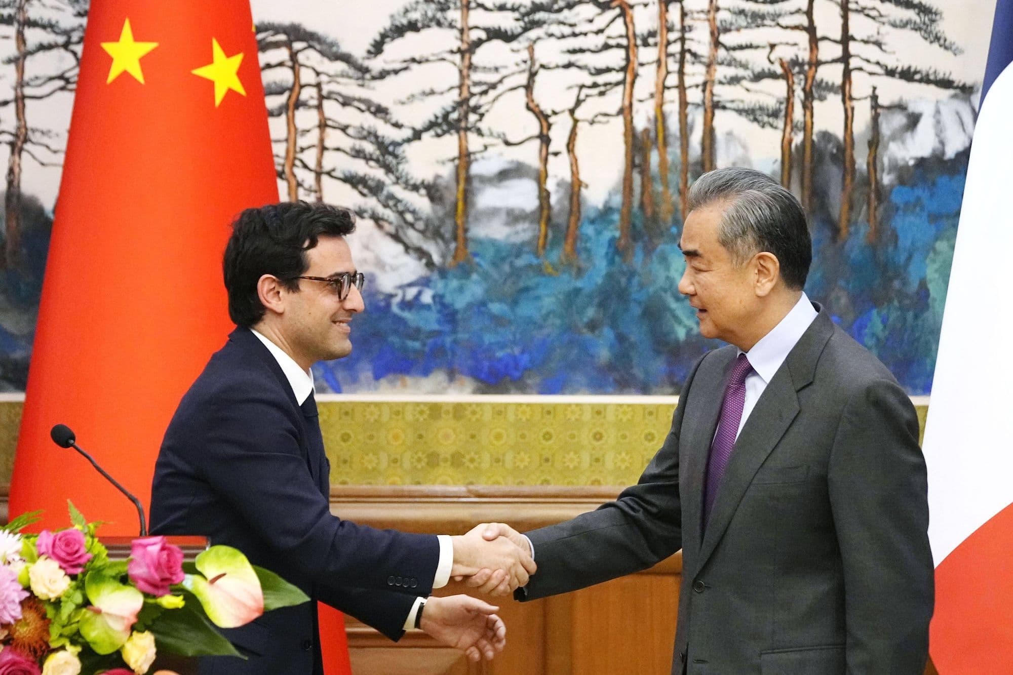 China Politik, China EU: Der französische Außenminister Sejourne in Peking Der chinesische Außenminister Wang Yi (R) schüttelt die Hand des französischen Außenministers Stephane Sejourne im Staatlichen Gästehaus Diaoyutai in Peking, China