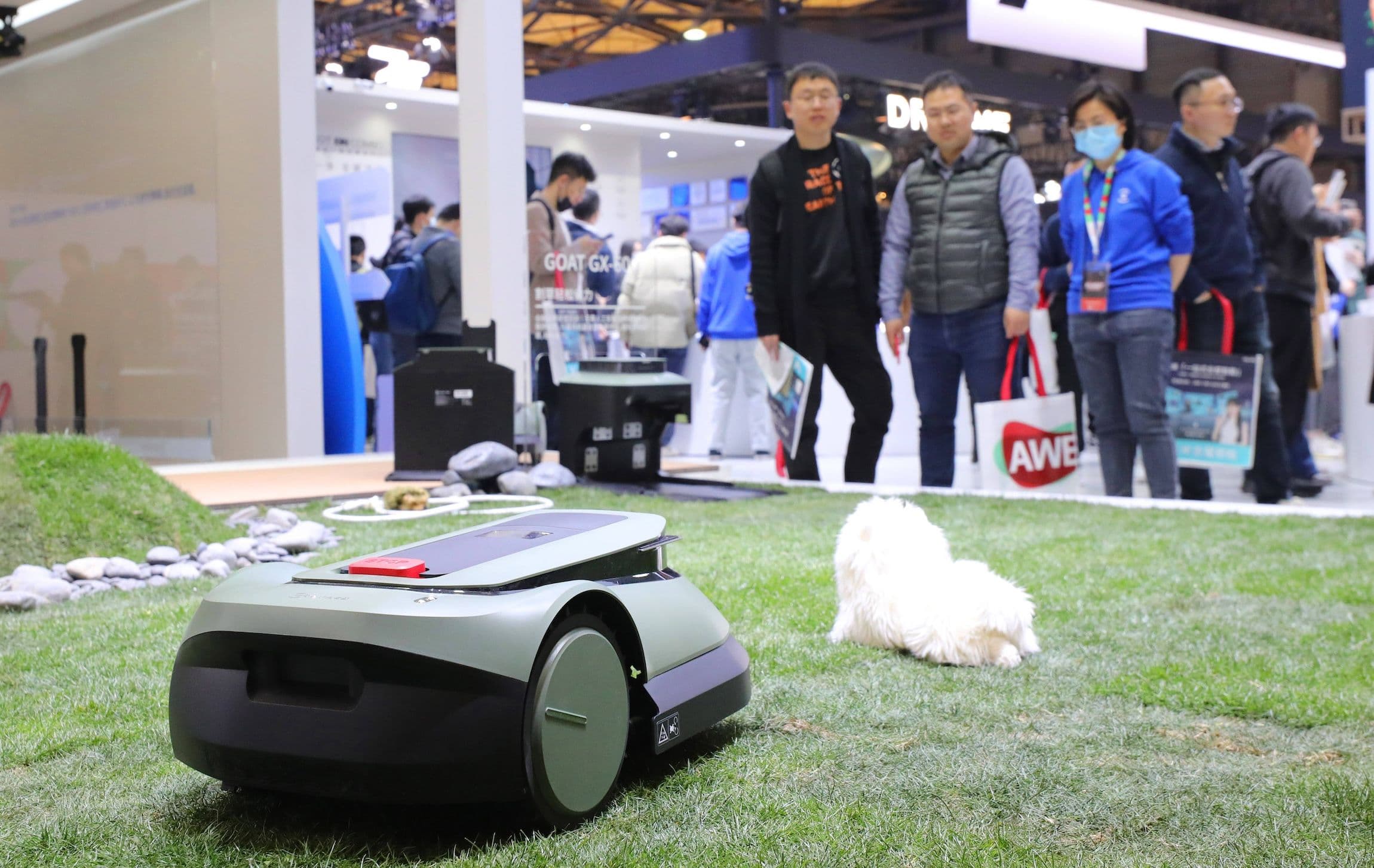 Ein Rasenmähroboter von Ecovacs wird während der Appliance & Electronics World Expo 2024 (AWE2024) im ostchinesischen Shanghai vorgeführt