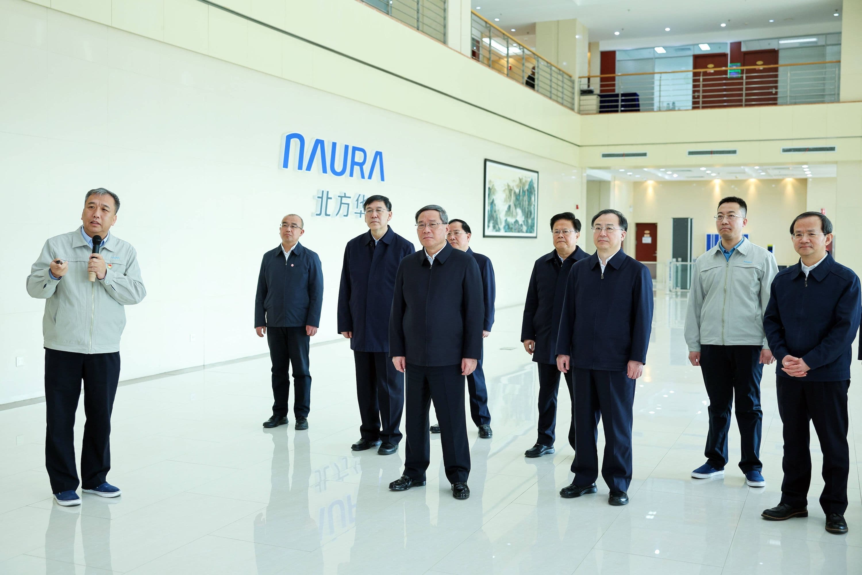 Der chinesische Ministerpräsident Li Qiang, der auch Mitglied des Ständigen Ausschusses des Politbüros des Zentralkomitees der Kommunistischen Partei Chinas ist, besucht während einer Inspektionsreise in Peking die Naura Technology Group Co.
