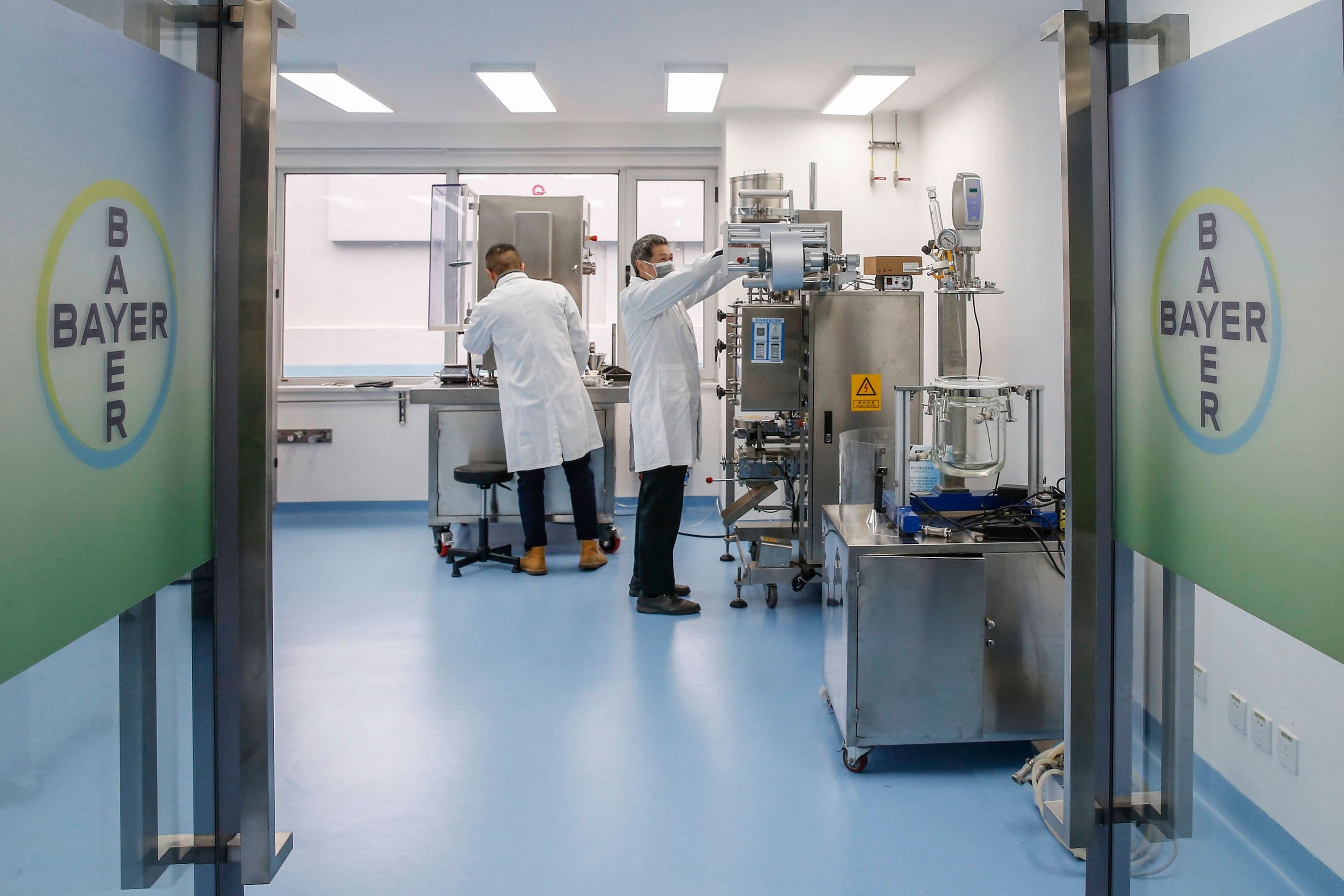 Mitarbeiter testen Reagenzien-Forschungsgeräte in einem Forschungs- und Entwicklungszentrum der Bayer HealthCare Company Limited Qidong Branch in Qidong in der ostchinesischen Provinz Jiangsu