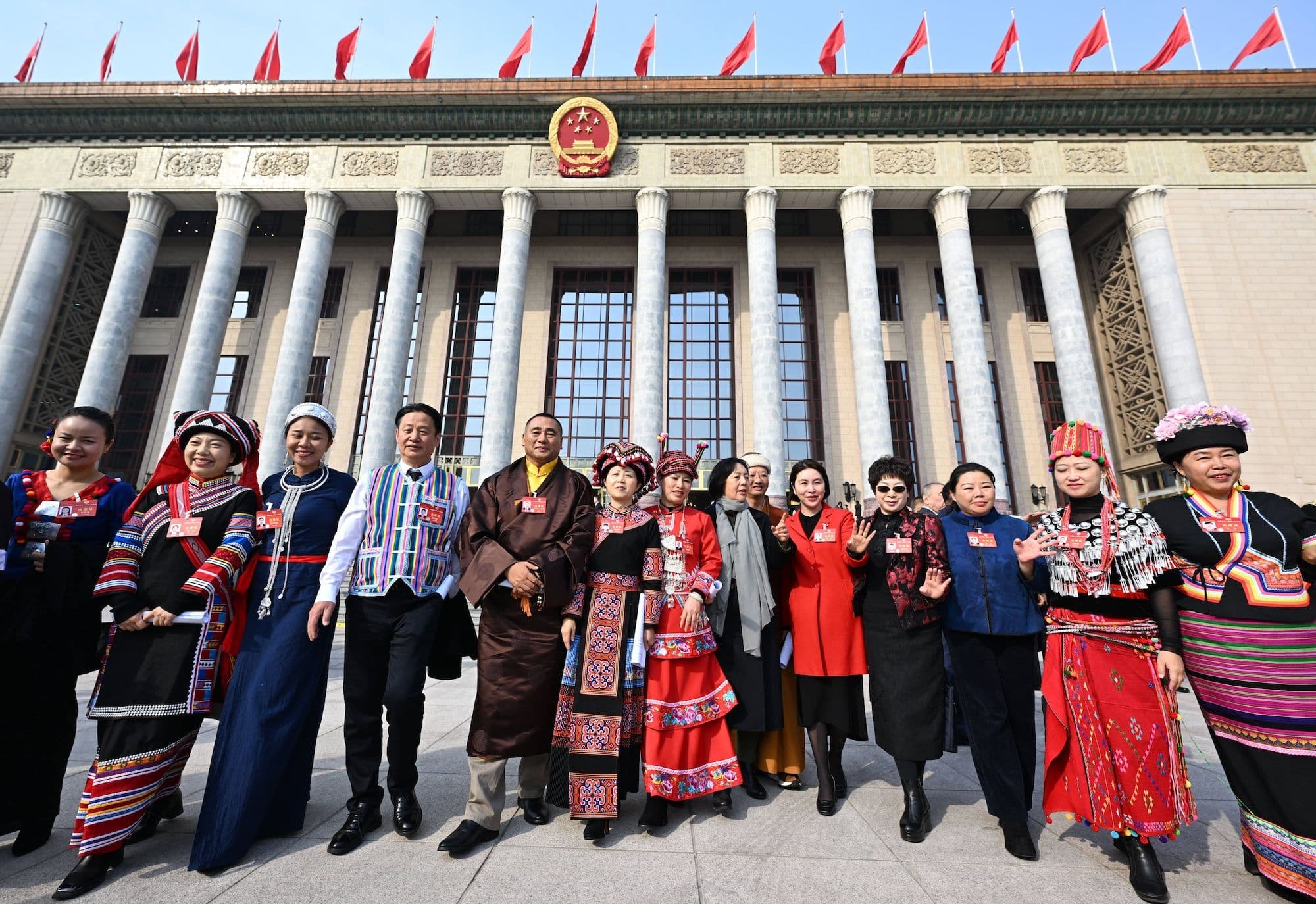 Mitglieder des 14. Nationalen Ausschusses der Politischen Konsultativkonferenz des Chinesischen Volkes (CPPCC) verlassen die Große Halle des Volkes nach der Abschlusssitzung der zweiten Sitzung des 14. nationalen Ausschusses des CPPCC in Peking