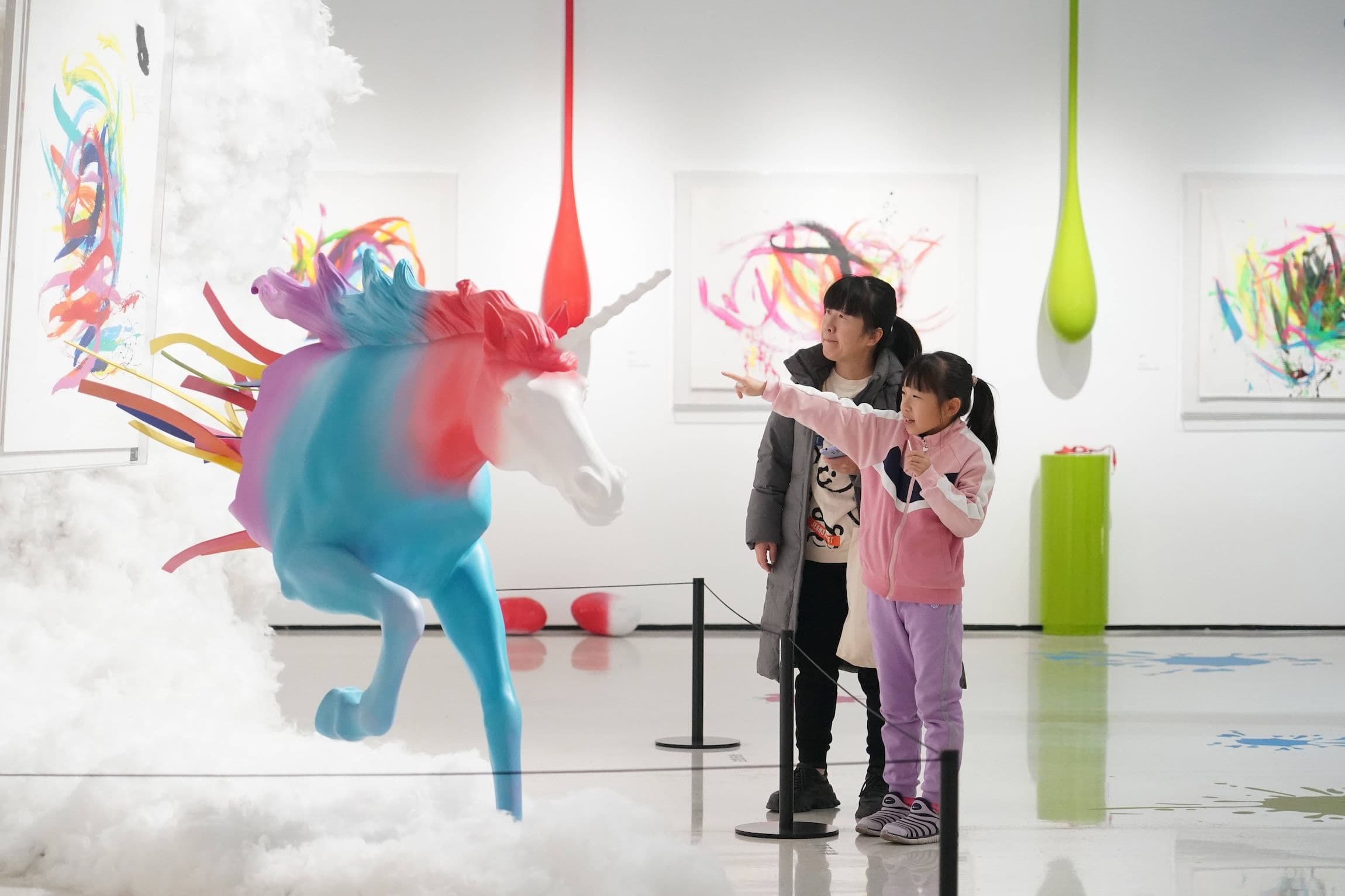 Menschen besuchen eine Ausstellung im Times Art Museum in Peking, der Hauptstadt von China