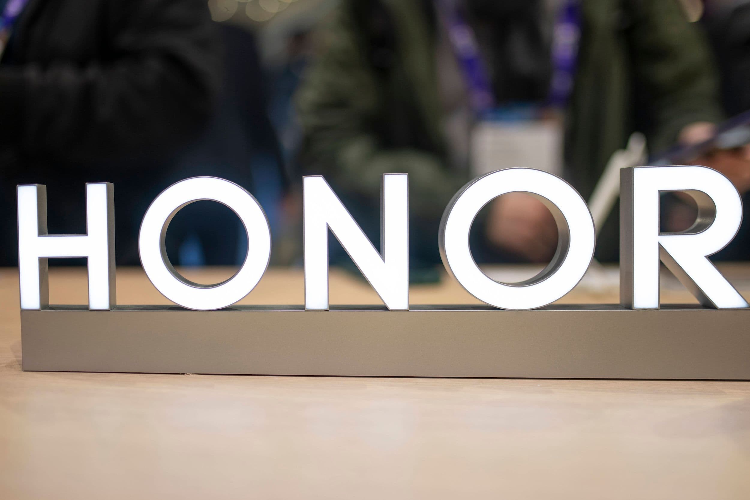 China Technology, china Smartphones: Haptisches Honor-Logo steht auf einer Ausstellung auf einem Tisch