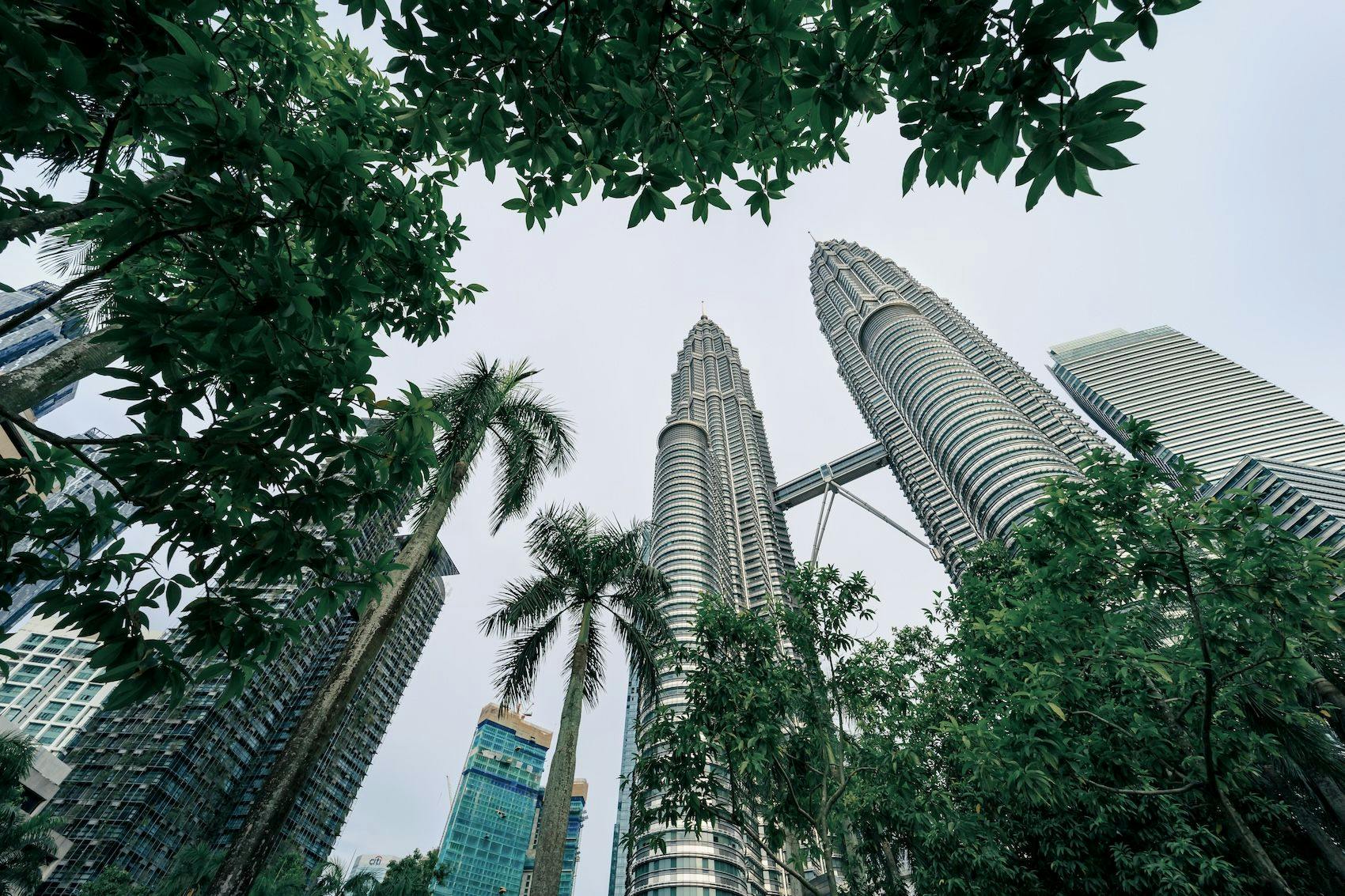 Petronas Twin Towers oder KLCC Twin Towers, 88-stöckige Wolkenkratzer in Kuala Lumpur, ein wichtiges Wahrzeichen der Stadt, Touristenziel.