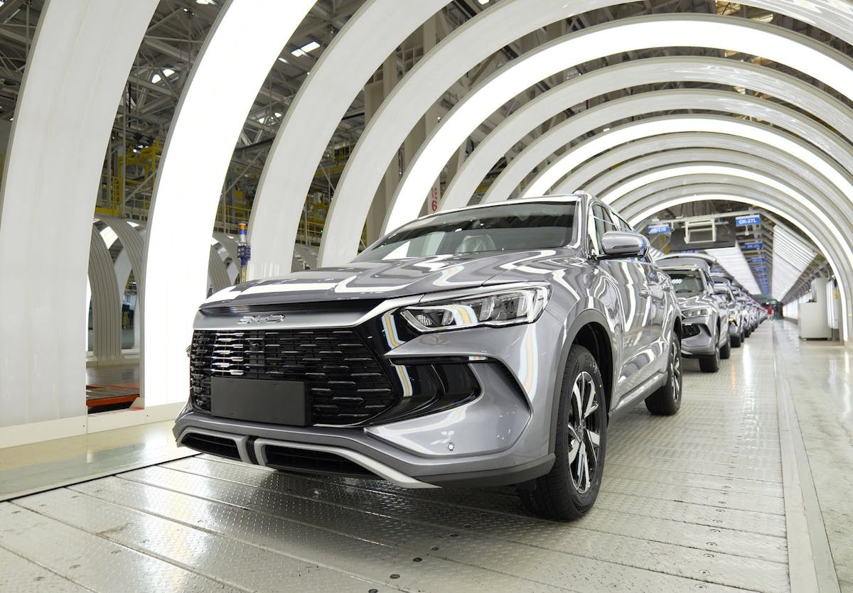 Dieses Foto zeigt eine Montagelinie für New Energy Vehicles (NEV) von BYD, Chinas führendem NEV-Hersteller, im Werk von BYD in Zhengzhou. Chinas große Wirtschaftskraft, Massenproduktion