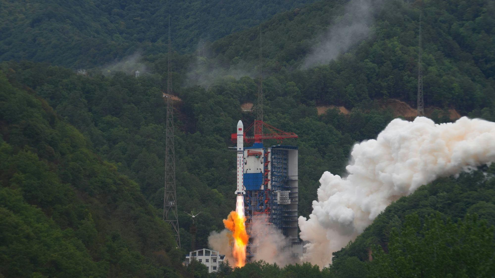 China Raumfahrt, Satellit, Wirtschaft, Technologie: Long March Trägerrakete mit dem Satelliten Yaogan-42 02 an Bord startet vom Xichang Satellite Launch Center in der südwestchinesischen Provinz Sichuan
