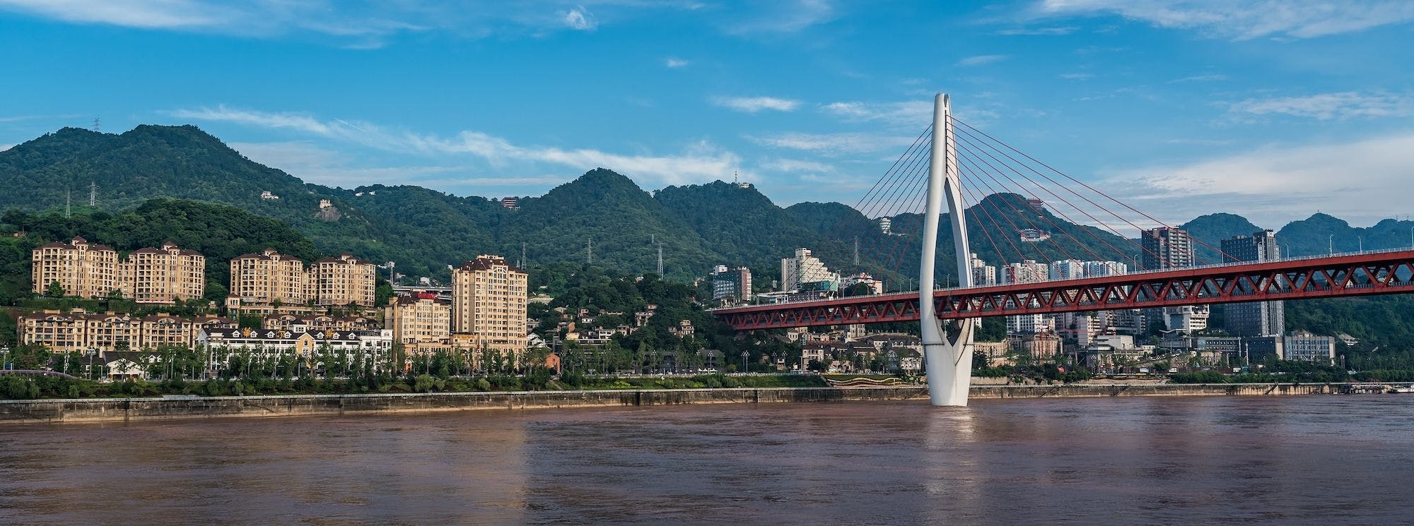 Die Größte Stadt der Welt, Wirtschaftszentrum Westchinas, Sonderwirtschaftszone: Panorama der Stadt Chongqing am Jangtse-Fluss