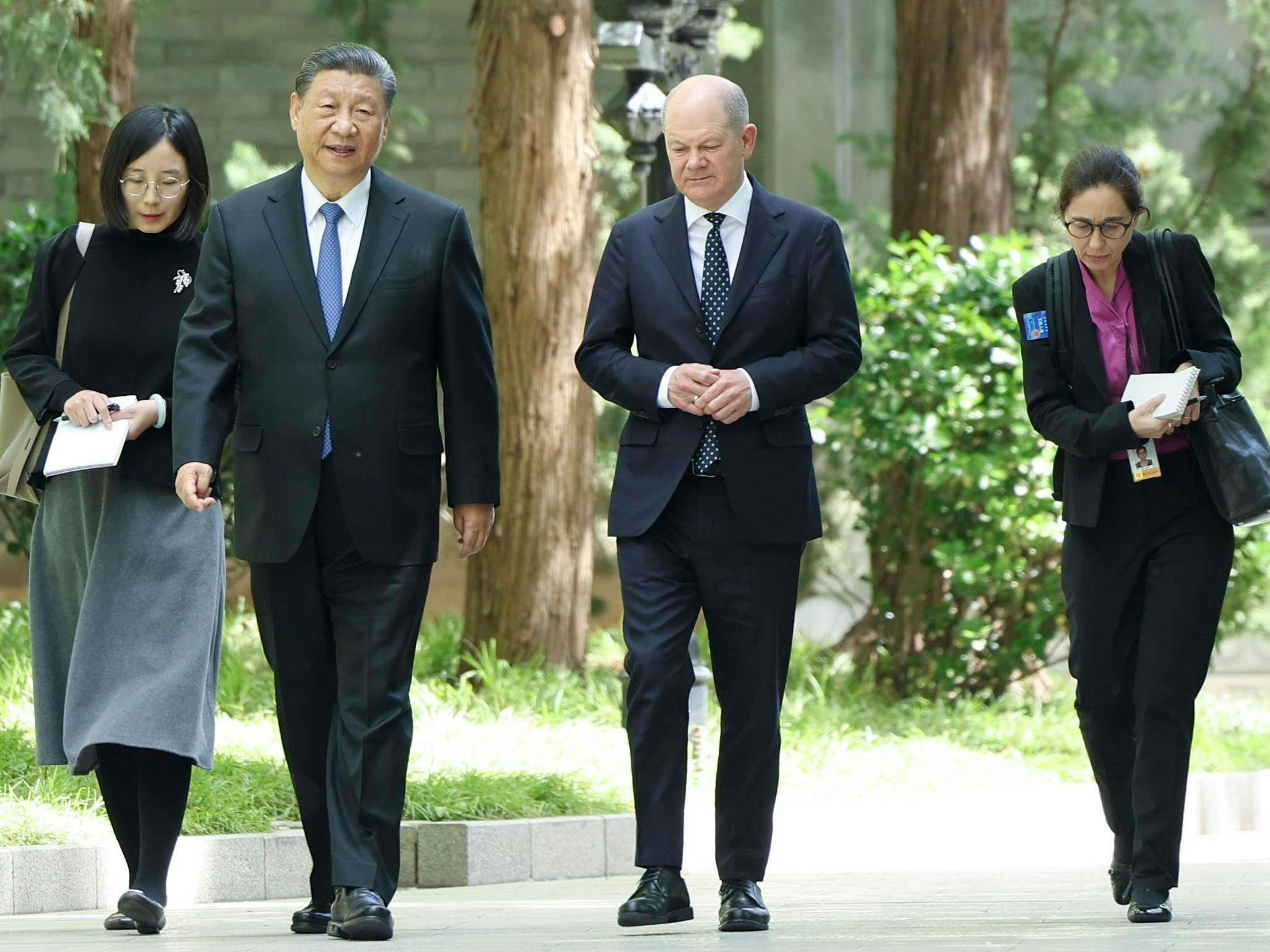 China Deutschland Politik, Zusammenarbeit, Kooperation, Außenpolitik: Der chinesische Präsident Xi Jinping und der deutsche Bundeskanzler Olaf Scholz spazieren in der chinesischen Hauptstadt Peking