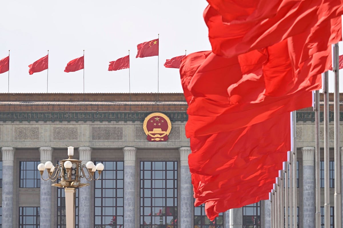 Chinas Staatliche Struktur, Einheitsstaat, Einparteiensystem, Kommunistischer Sozialstaat, Regierungsform in China: Dieses Foto zeigt die Große Halle des Volkes vor der Schlusssitzung der zweiten Tagung des 14. Nationalen Volkskongresses in Peking