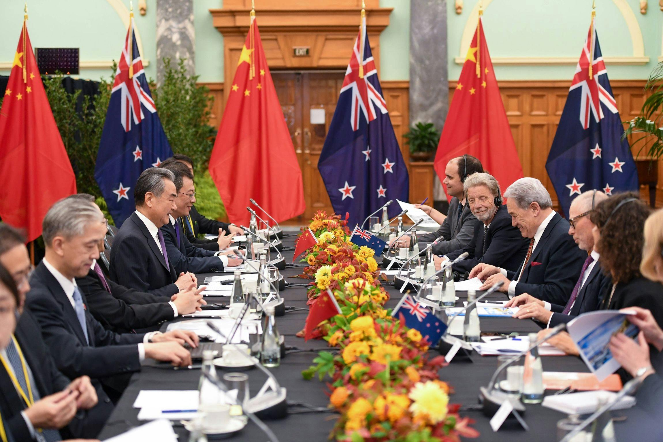 Der chinesische Außenminister Wang Yi trifft den stellvertretenden neuseeländischen Premierminister und Außenminister Winston Peters in Wellington, Neuseeland