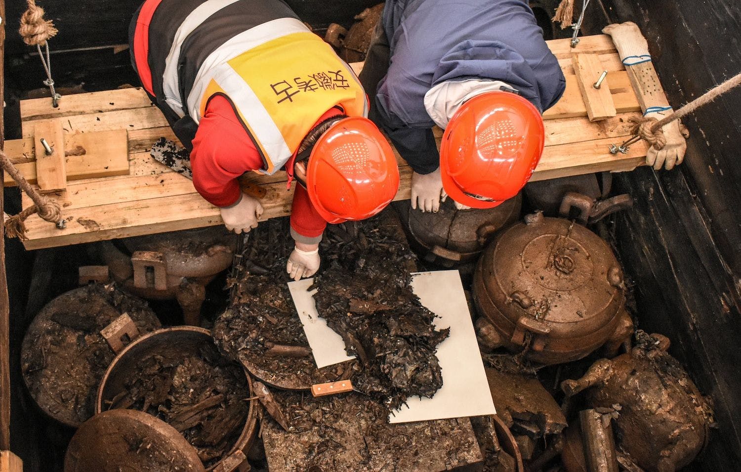 China Kultur, Geschichte, Ausgrabungen, Früher: Archäologen arbeiten an dem in Huainan in der ostchinesischen Provinz Anhui entdeckten Wuwangdun-Grab