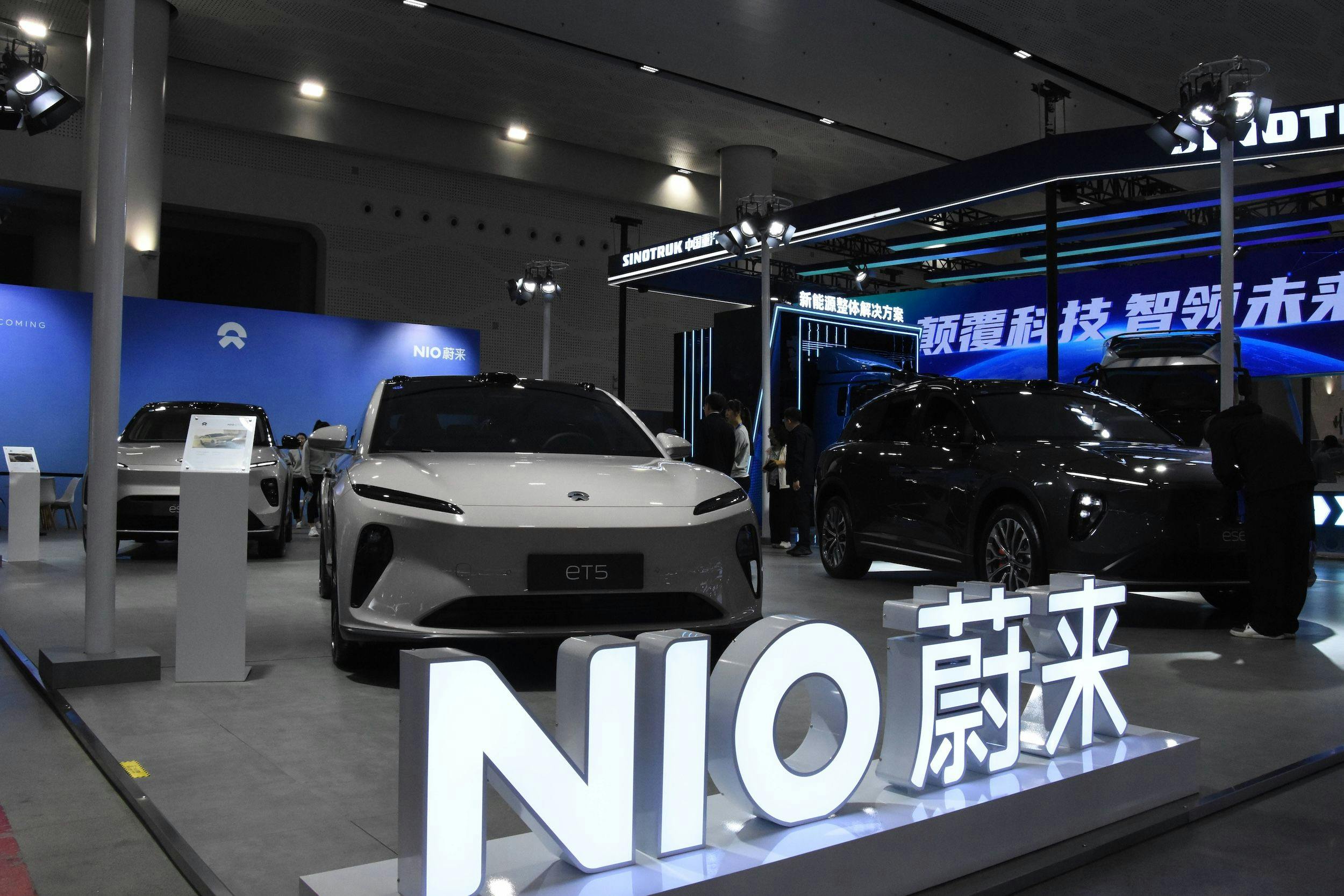 Dieses Foto zeigt Fahrzeuge des chinesischen Elektroautoherstellers NIO, die auf dem World New Energy Vehicle Congress 2023 in Haikou in der südchinesischen Provinz Hainan ausgestellt sind