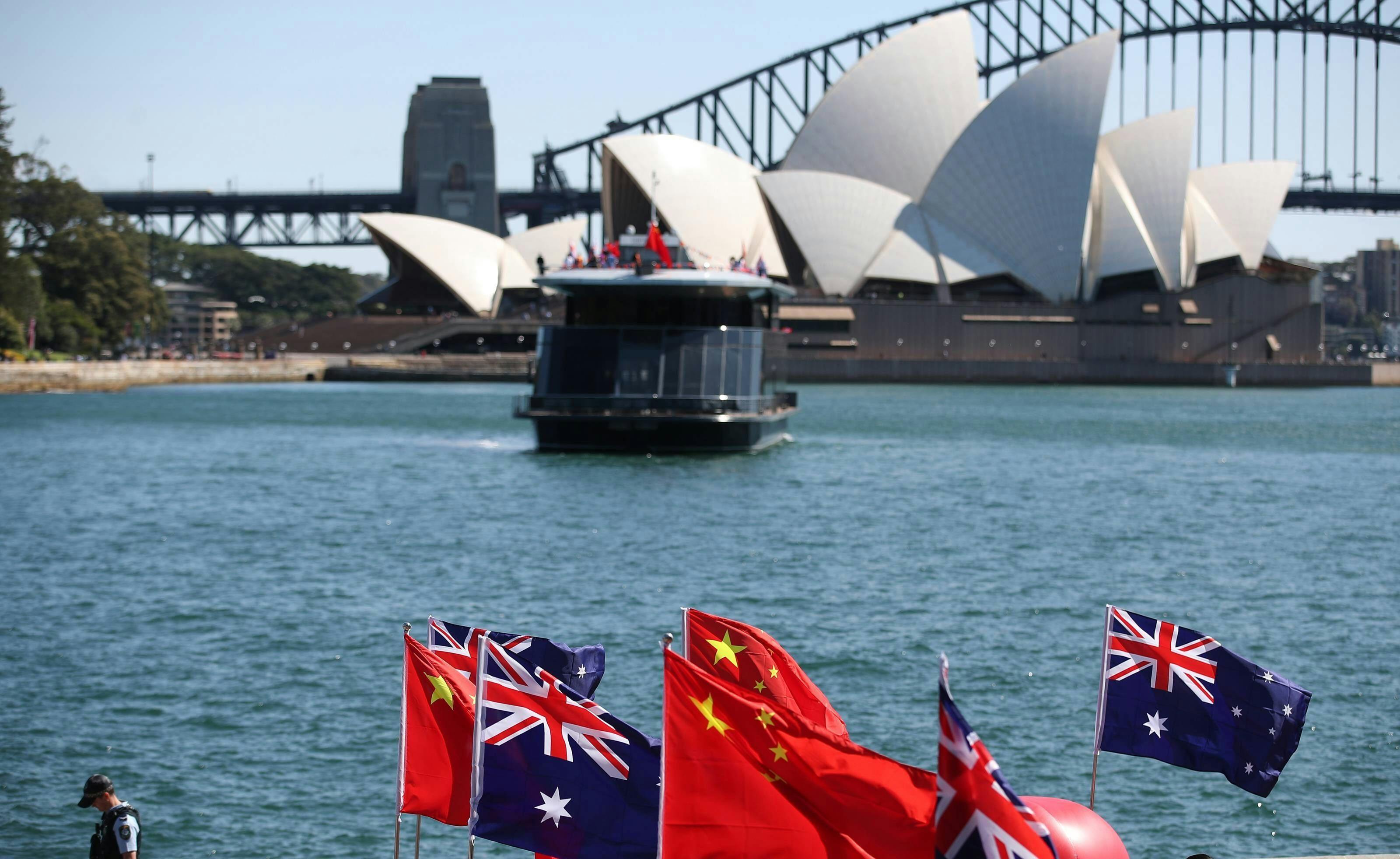 China Politik, China Partnerschaften, China Außenpolitik: Chinesische und Australische Flaggen wehen vor dem Sydney Opera House. 