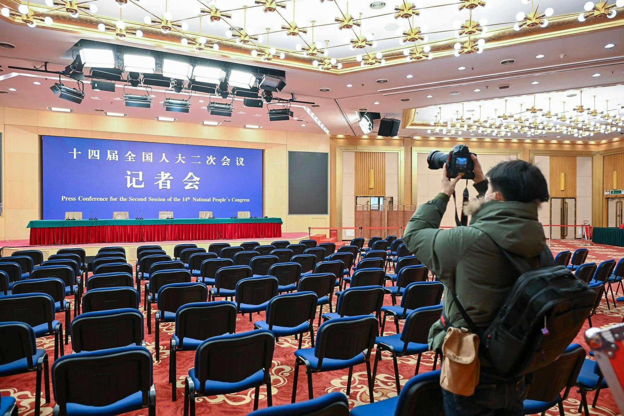 Ein Reporter arbeitet im Pressezentrum für die bevorstehenden jährlichen legislativen und politischen Beratungen in Peking, der Hauptstadt Chinas
