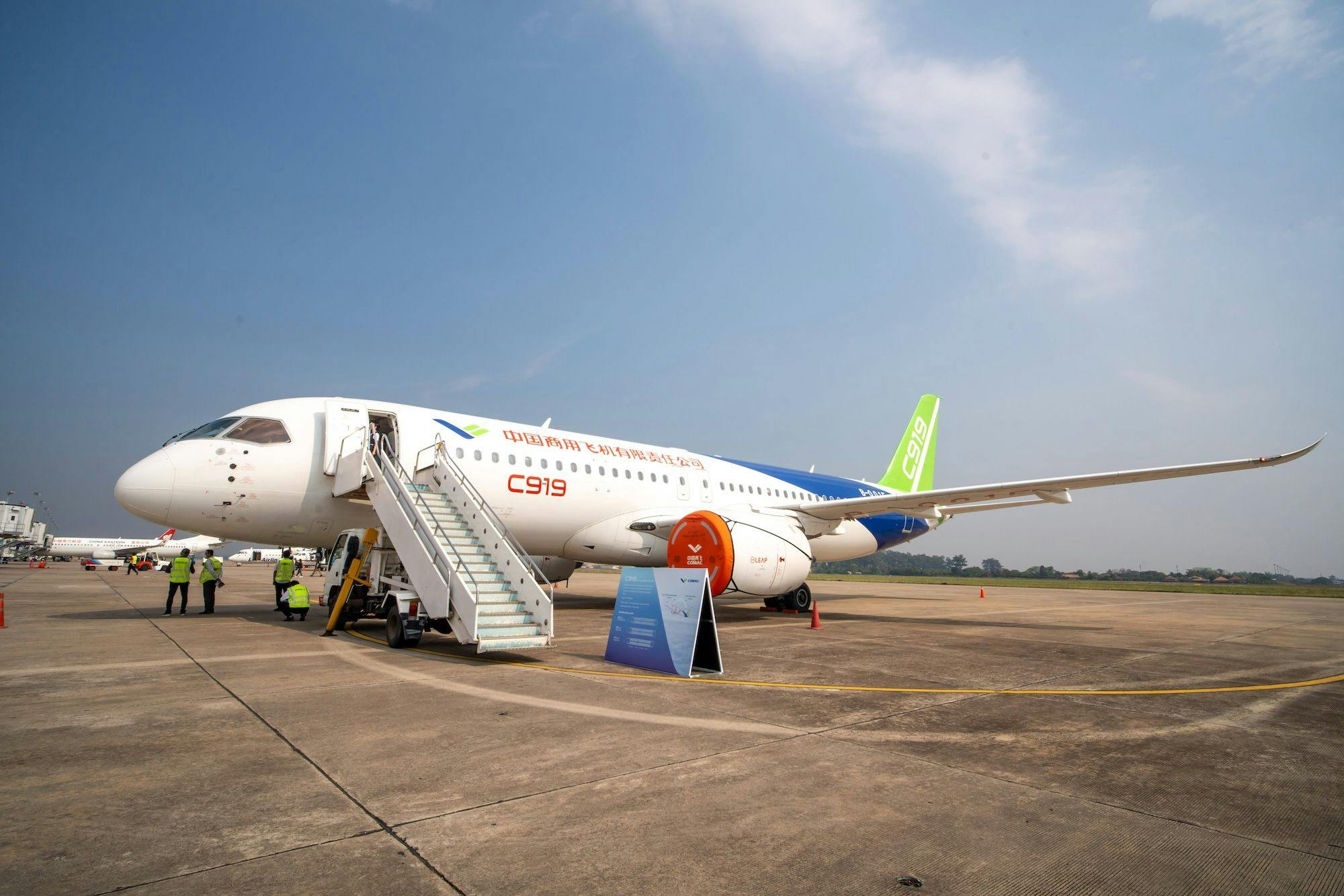 Dieses Foto vom 4. März 2024 zeigt ein chinesisches Flugzeug C919 auf dem Wattay International Airport in Vientiane, Laos.