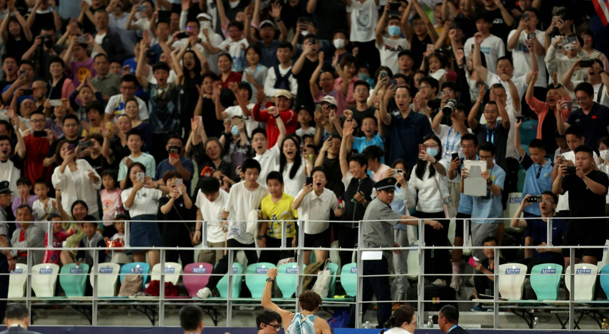 China Sport, Sportindustrie, Leichtathletik:  Zuschauer jubeln beim Wanda Diamond League Xiamen Meeting 2024 in Xiamen in der südostchinesischen Provinz Fujian